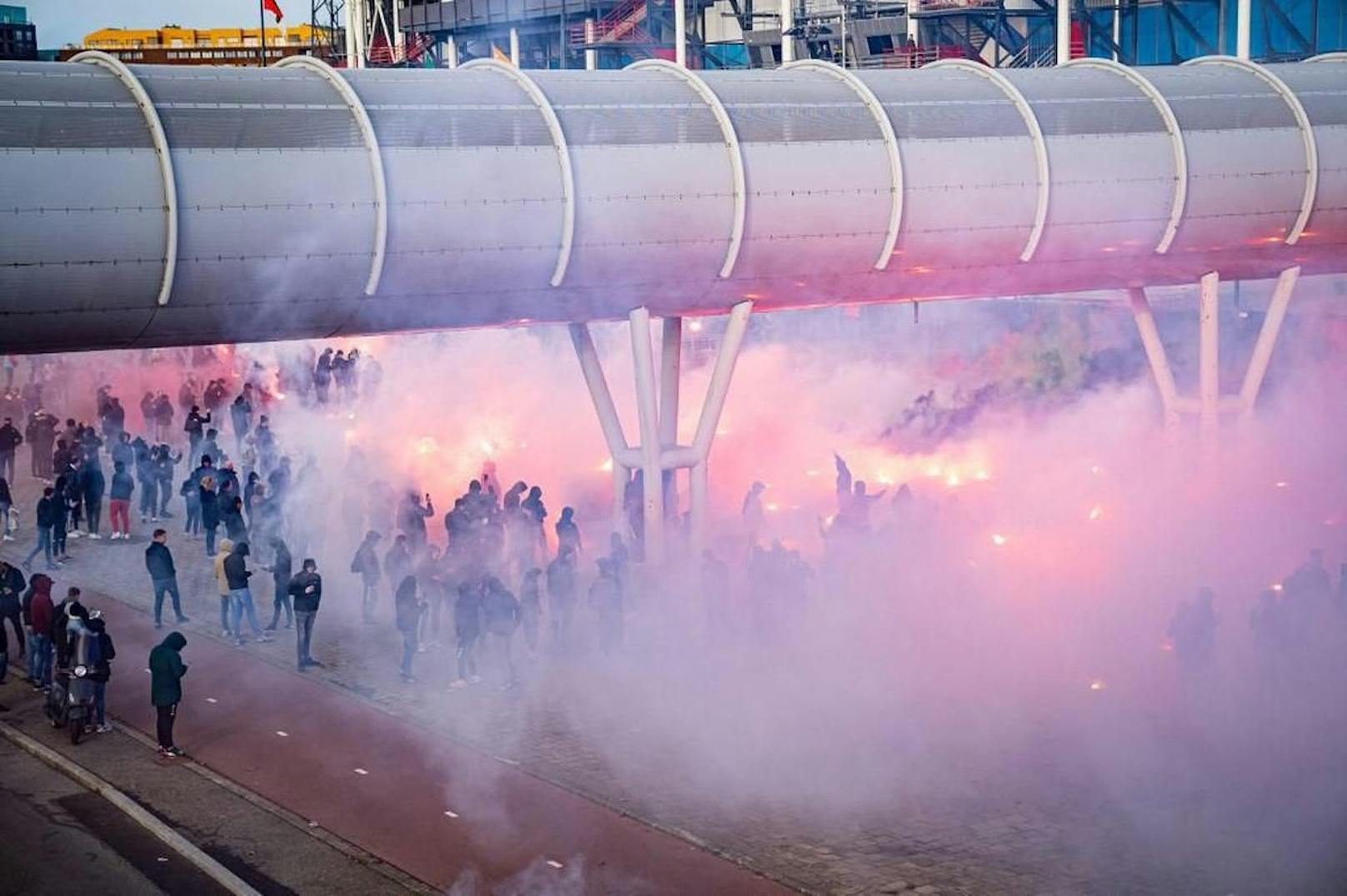 Fans randalieren in Rotterdam, weil sie nicht zu einem Fussballspiel zugelassen werden (21. November 2021).