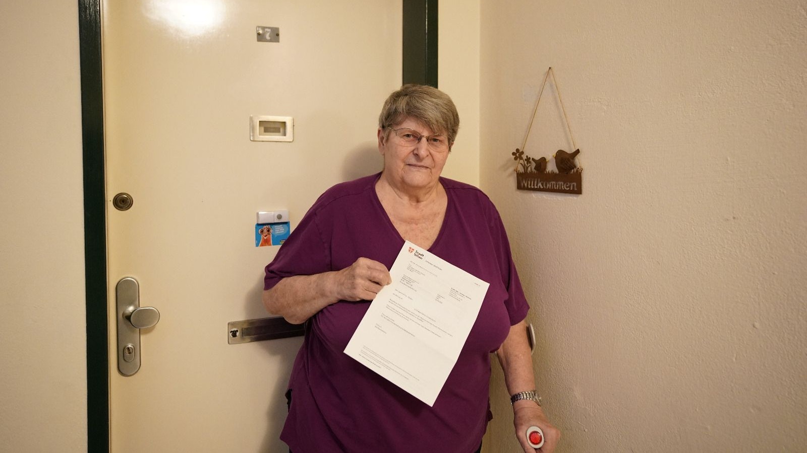 Hildegard Z. vor ihrer Wohnung im Gemeindebau in Wien-Penzing. 