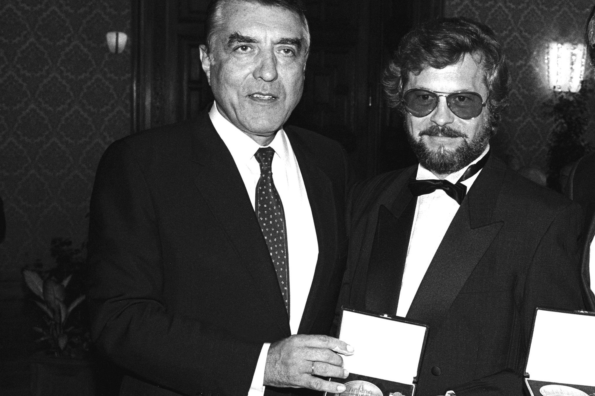 Bürgermeister Dr. Helmut Zilk überreicht Horst Chmela die Ehrenmedaille der Bundeshauptstadt