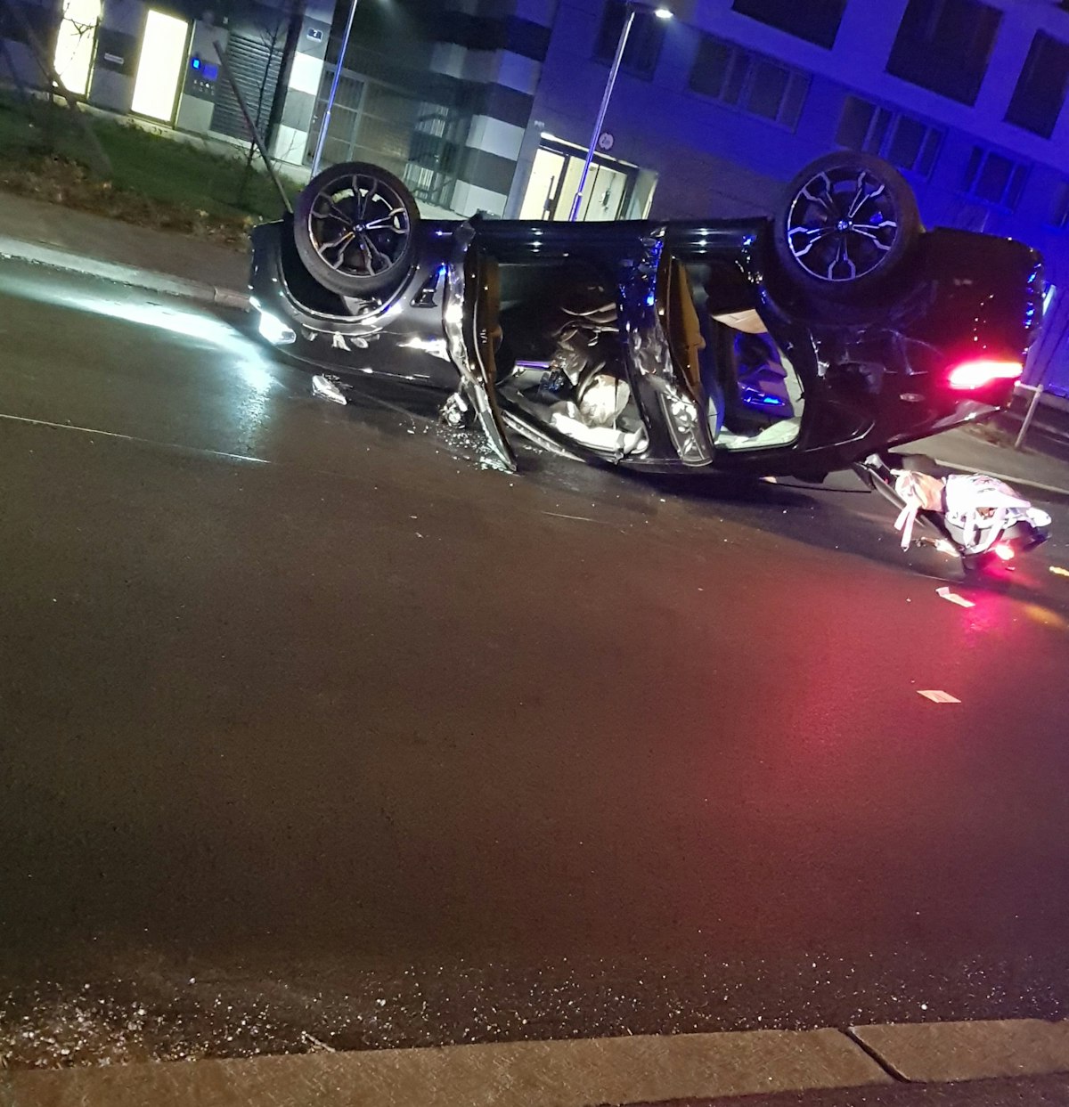 Der SUV landete nach dem Überschlag auf dem Dach.