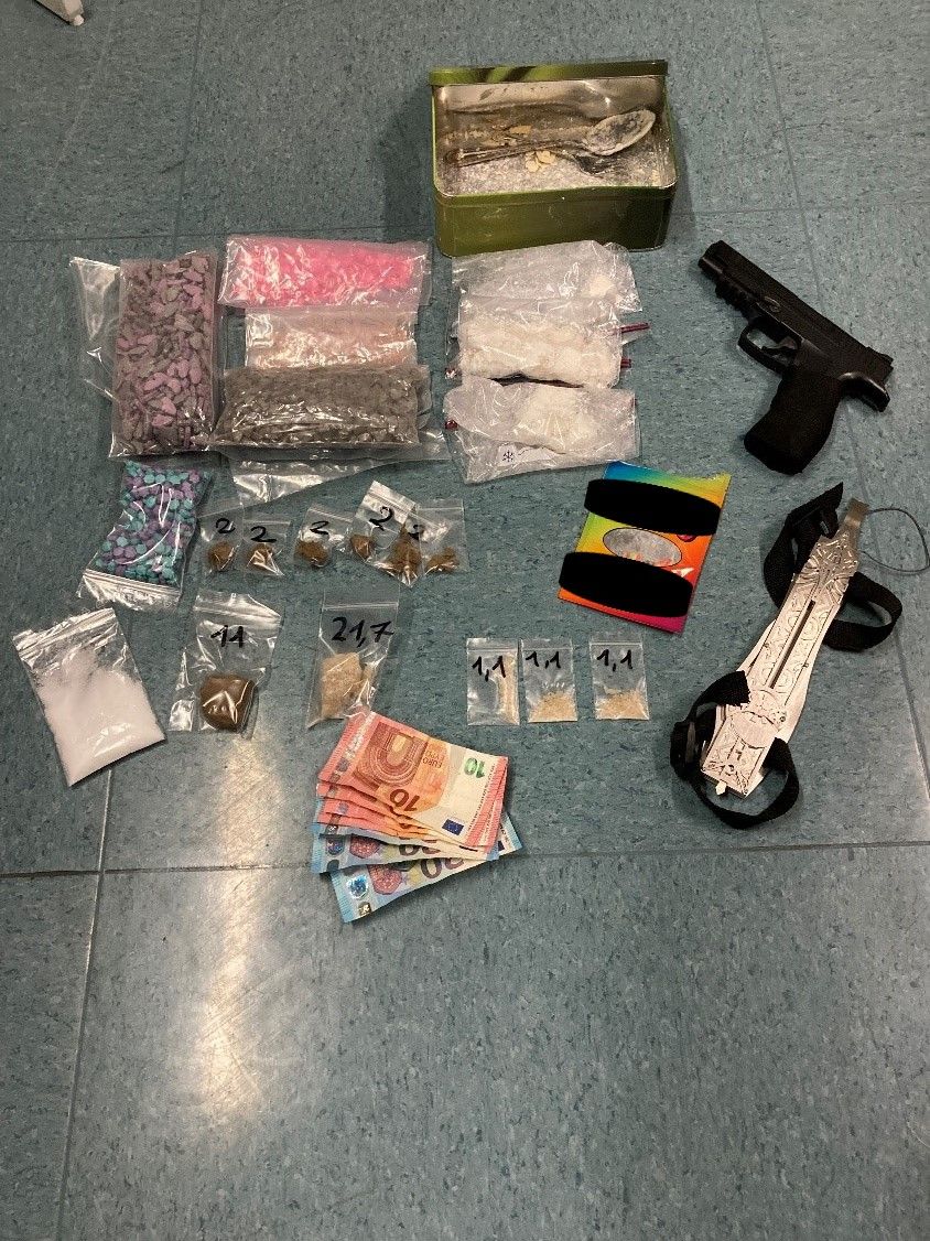 In der Wohnung konnten neben Drogen auch Bargeld und Waffen sichergestellt werden.