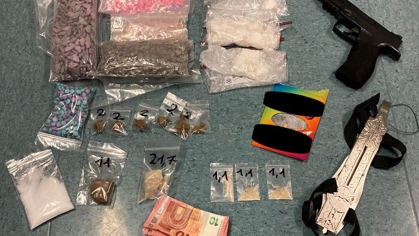 In der Wohnung konnten neben Drogen auch Bargeld und Waffen sichergestellt werden.