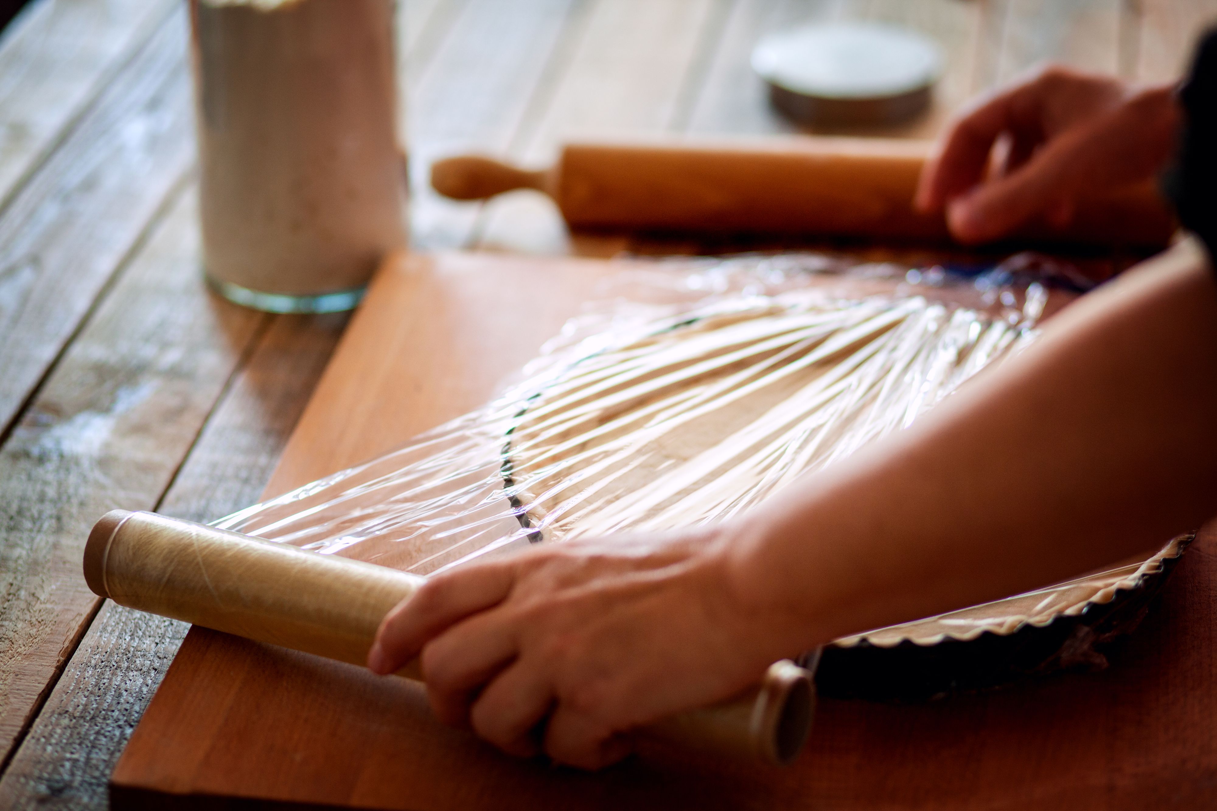 Klebt gerne an sich selbst, hält aber auch deine Lebensmittel frisch: Frischhaltefolie.