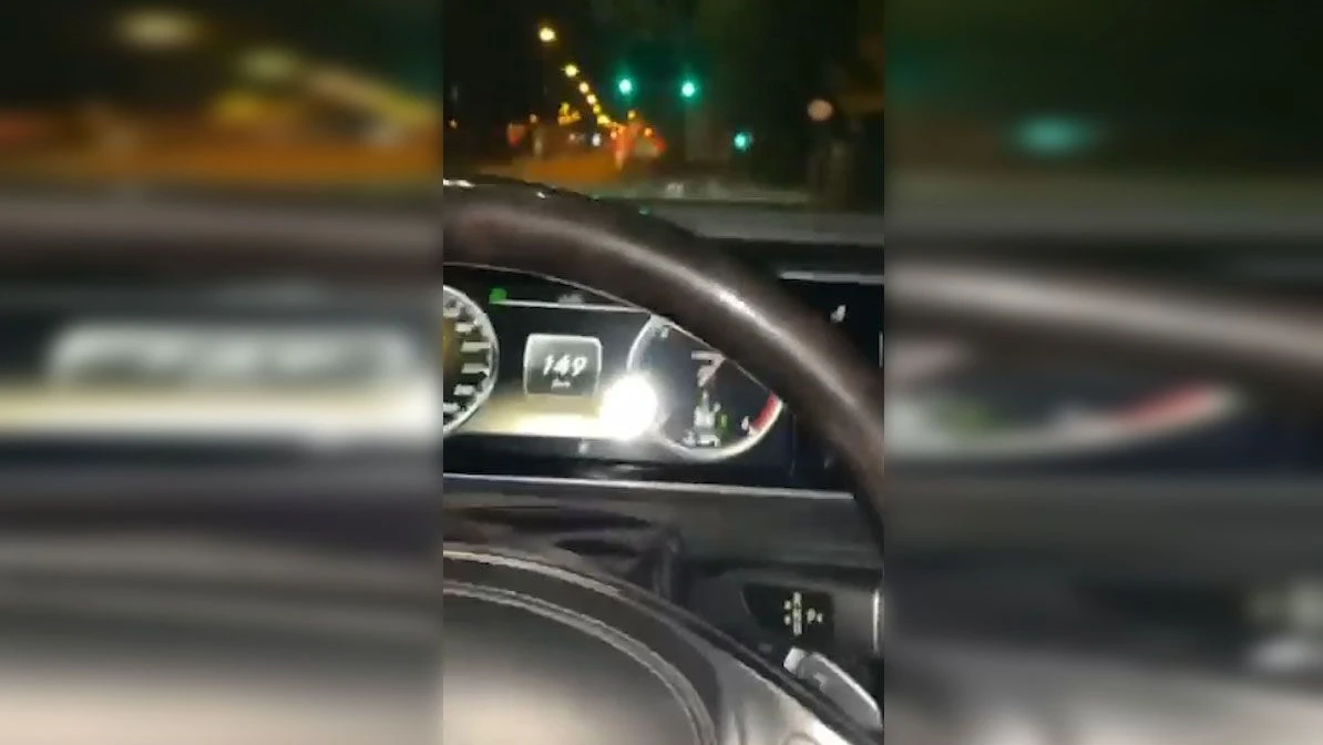 Mit weiter über 100 km/h über rote Ampeln und Kreuzungen