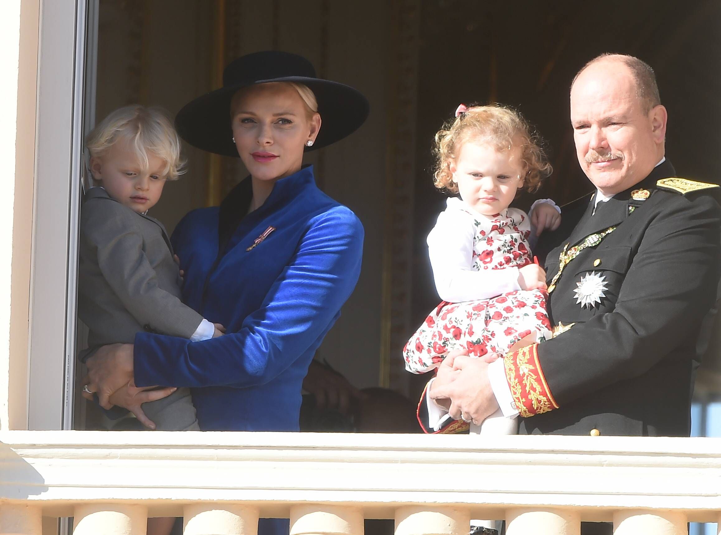 Fürst Albert und Charlène mit ihren Kindern.