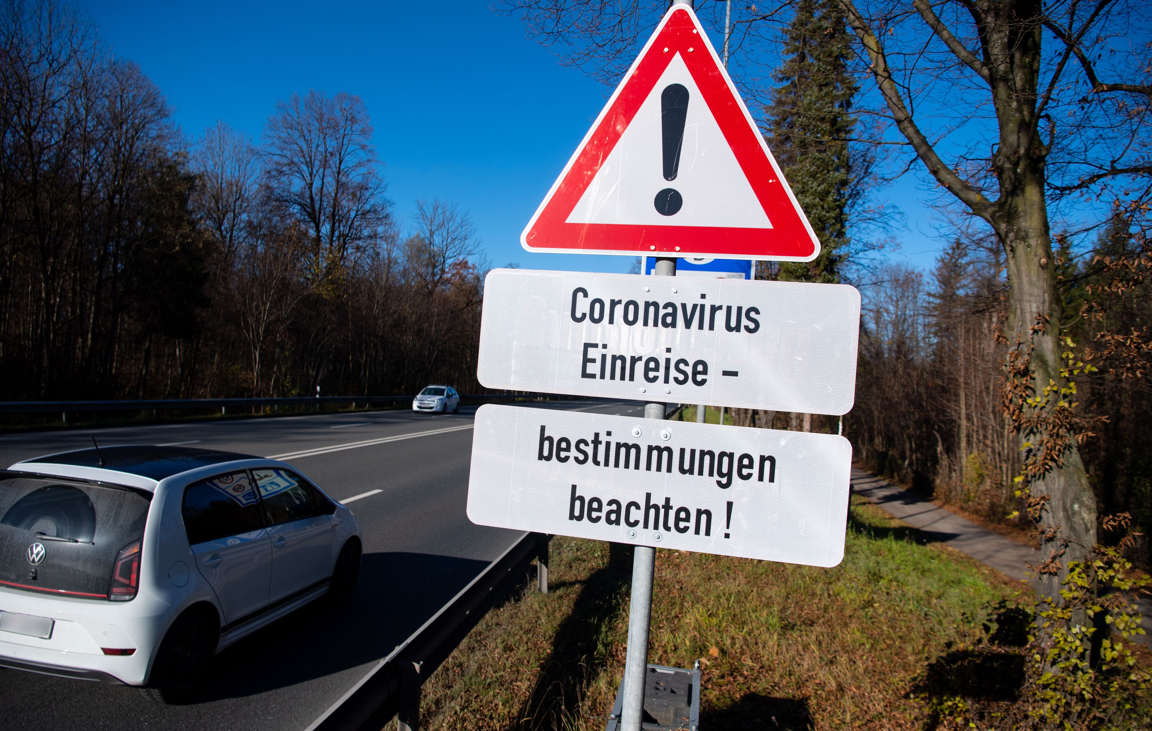 Download von www.picturedesk.com am 22.11.2021 (13:11).  21 November 2021, Bavaria, Freilassing: A sign with the inscription "Coronavirus Einreisebestimmungen beachten" can be seen on the federal highway 304 in the direction of Germany at the border "Saalachbrücke". Photo: Sven Hoppe/dpa - 20211121_PD2092 - Rechteinfo: Rights Managed (RM)
