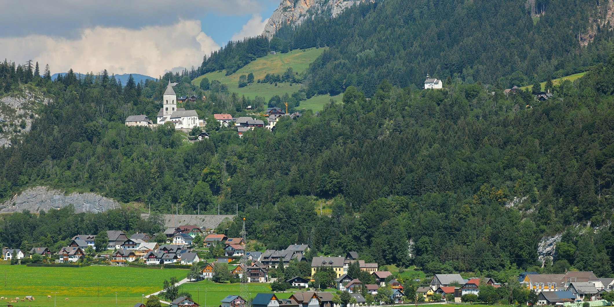 Etwas erhöht am Plateau: Pürgg, mit der Johanneskapelle am rechten Hügel.