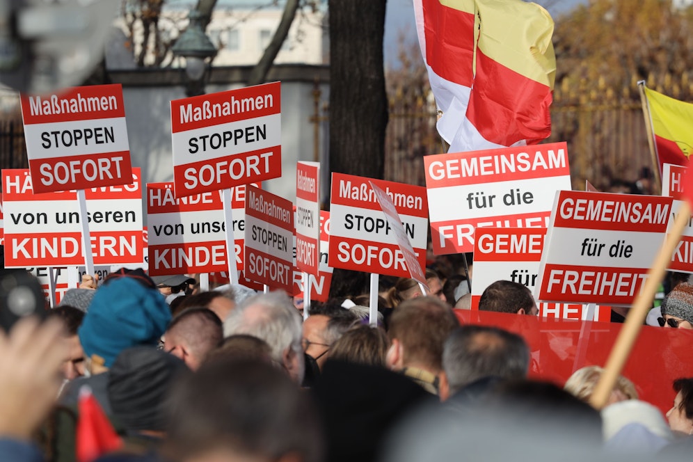 Erst am Samstag kam es zu wilden Szenen bei der Corona-Demo am Wiener Ring.