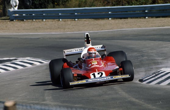Niki Lauda 1975 in seinem Ferrari