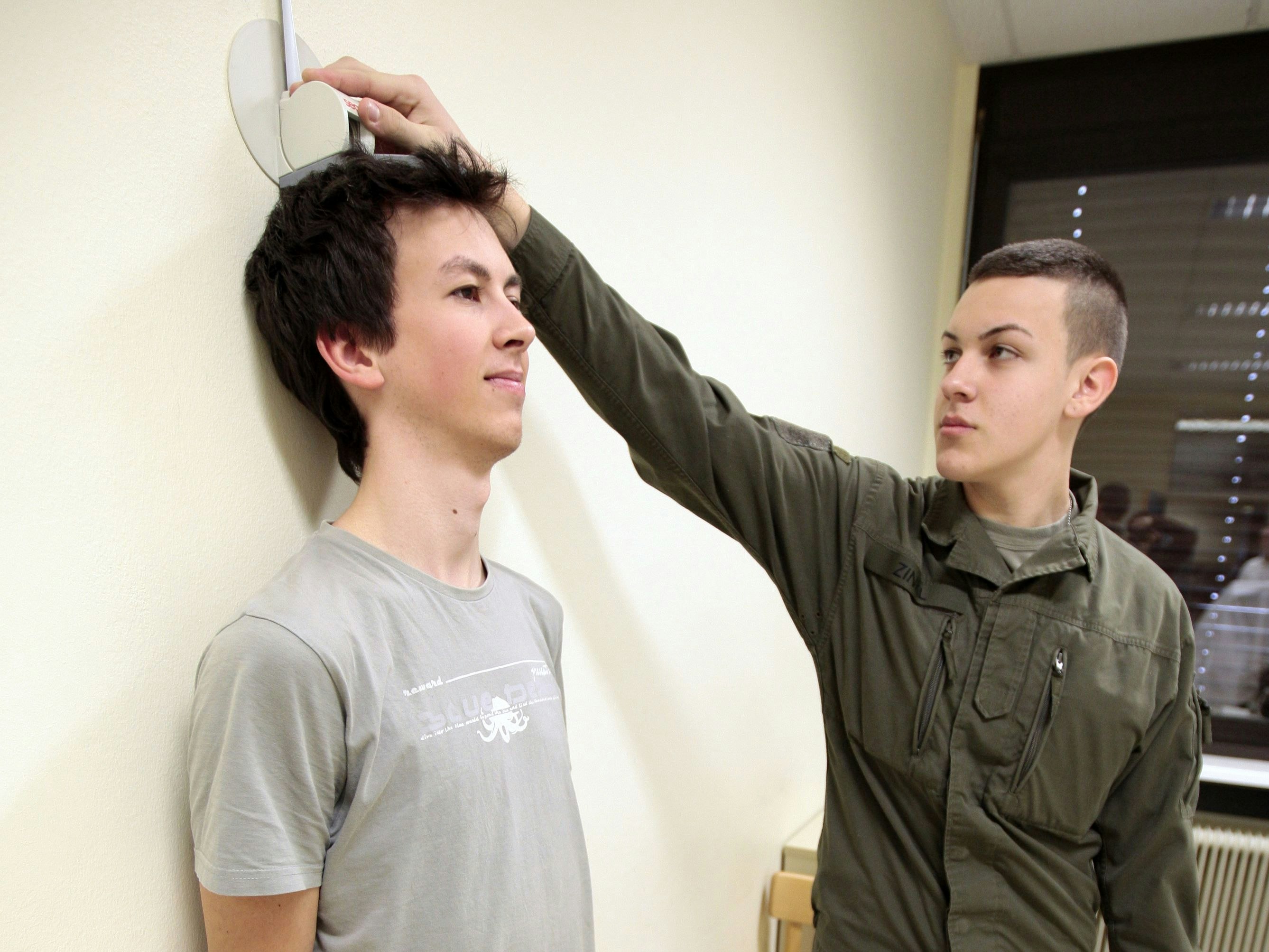 Archivbild (2011) eines jungen Mannes bei den Stellungsuntersuchungen in Wien.