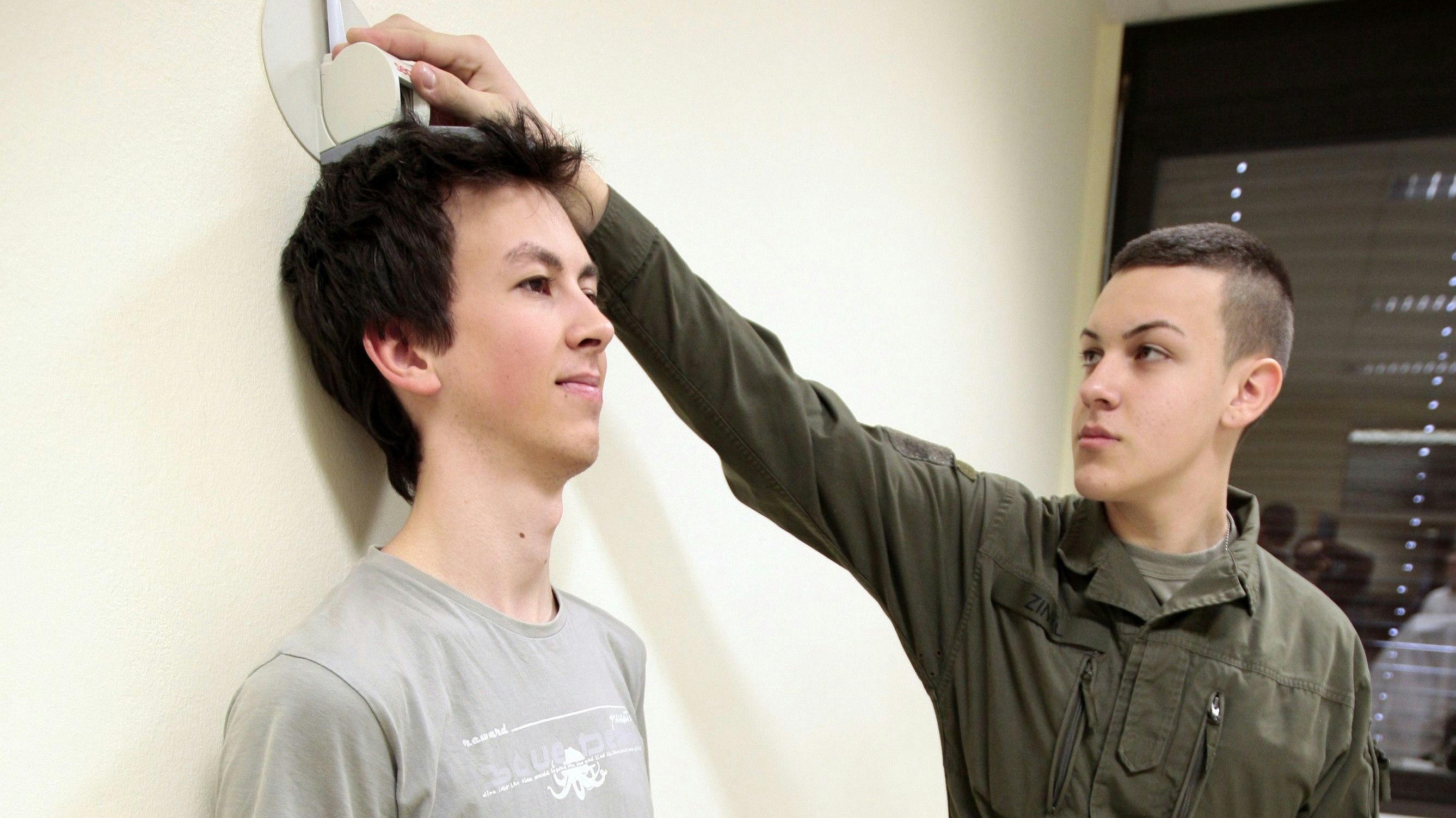 Archivbild (2011) eines jungen Mannes bei den Stellungsuntersuchungen in Wien.