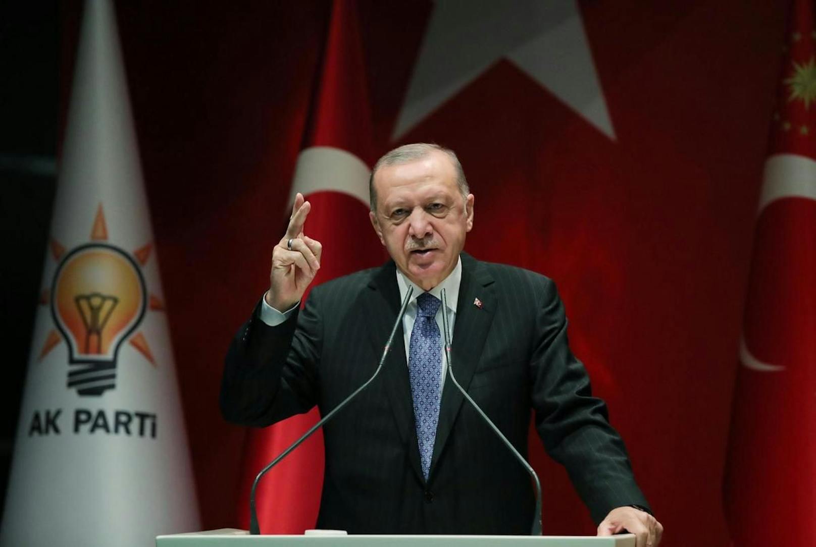 Erdogan spricht von einem "Komplott gegen die türkische Wirtschaft".