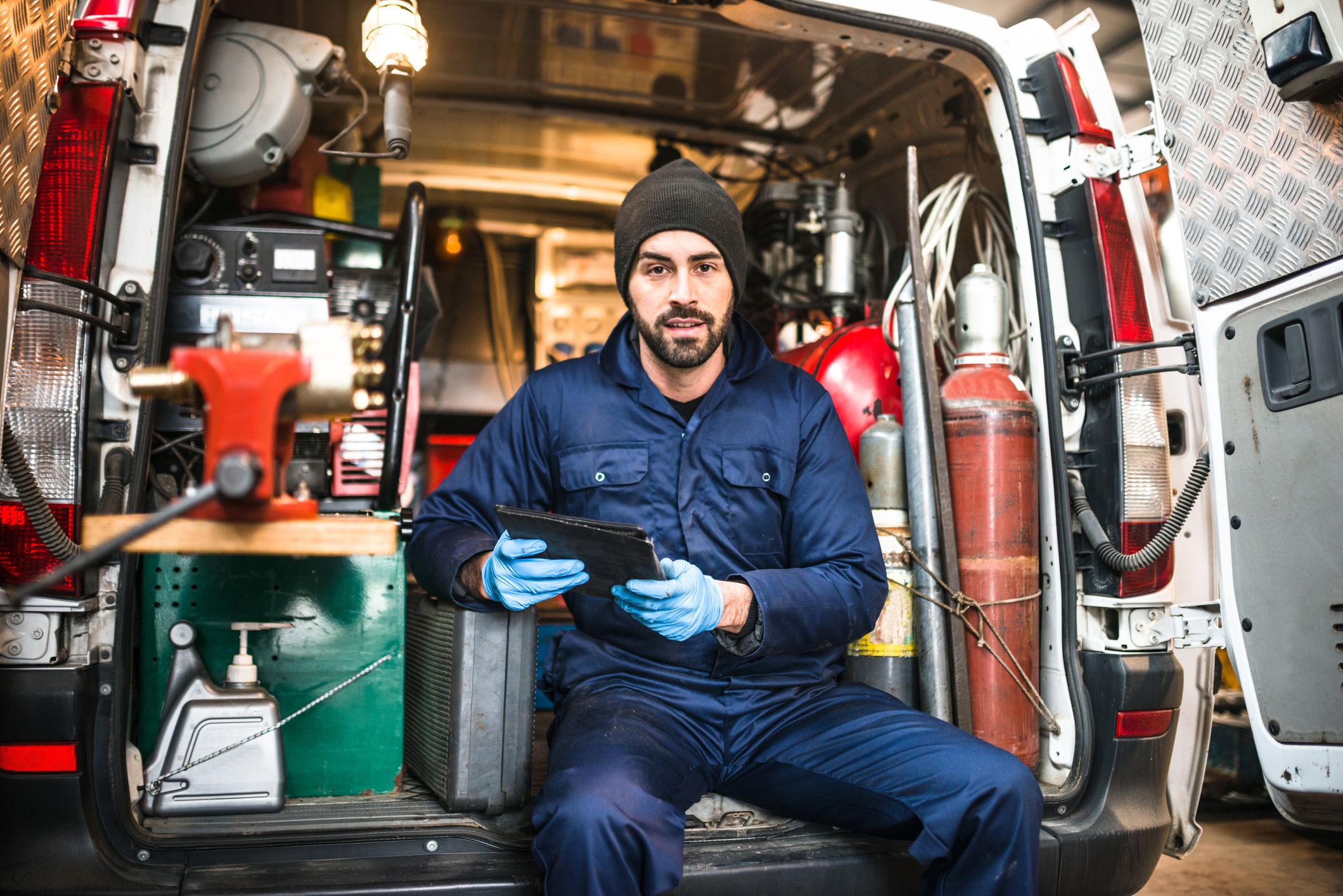 Auch Automechaniker arbeiten im Lockdown weiter. (Symbolbild)