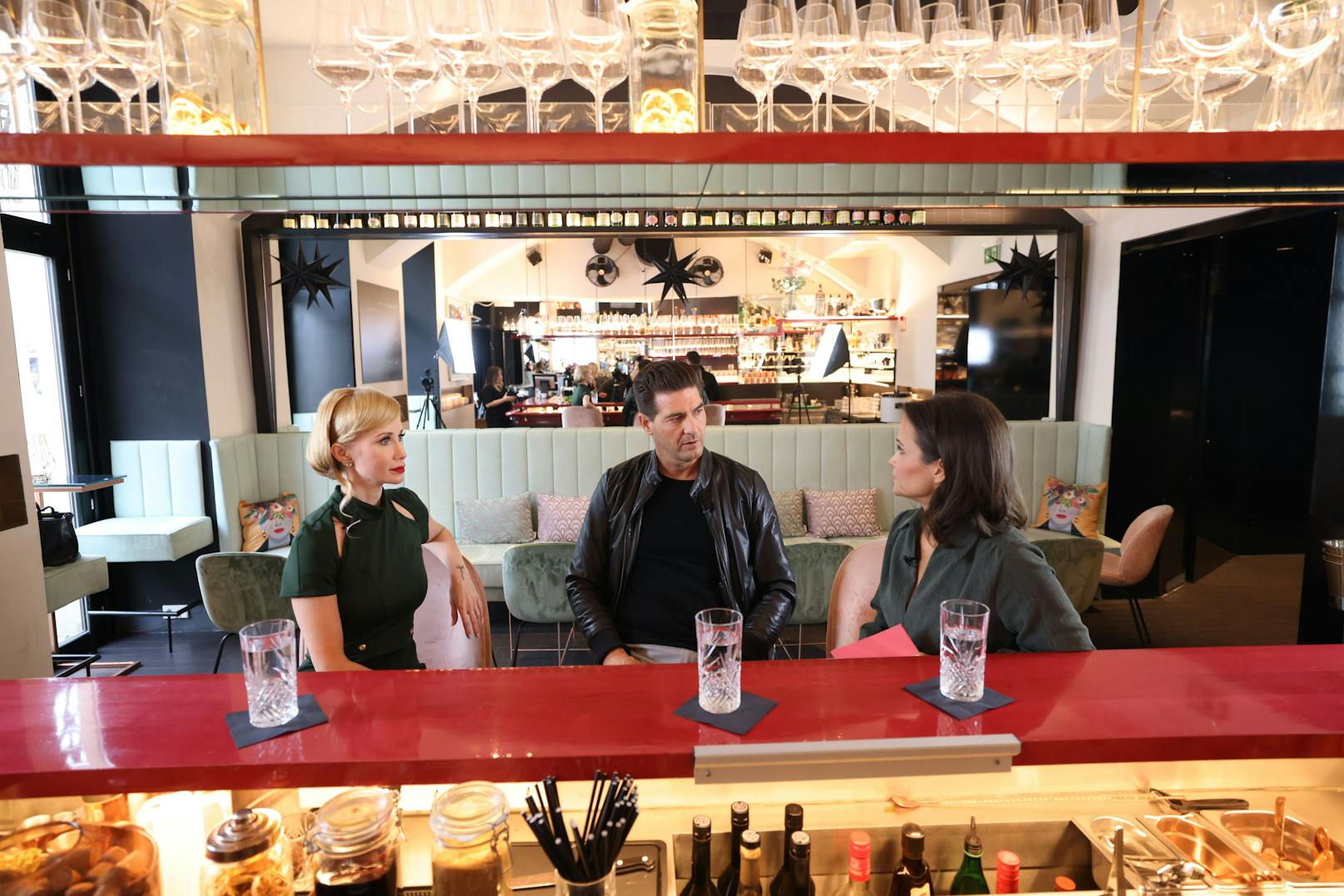 In der Wiener "Stadtbar" plauderten Karina Sarkissova und Norbert Oberhauser mit Romina Colerus.