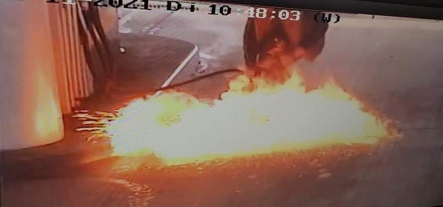 Die Feuerwehr war ebenfalls vor Ort, ein Tankstellenmitarbeiter hatte den Brand bereits mit zwei Feuerlöschern gelöscht.