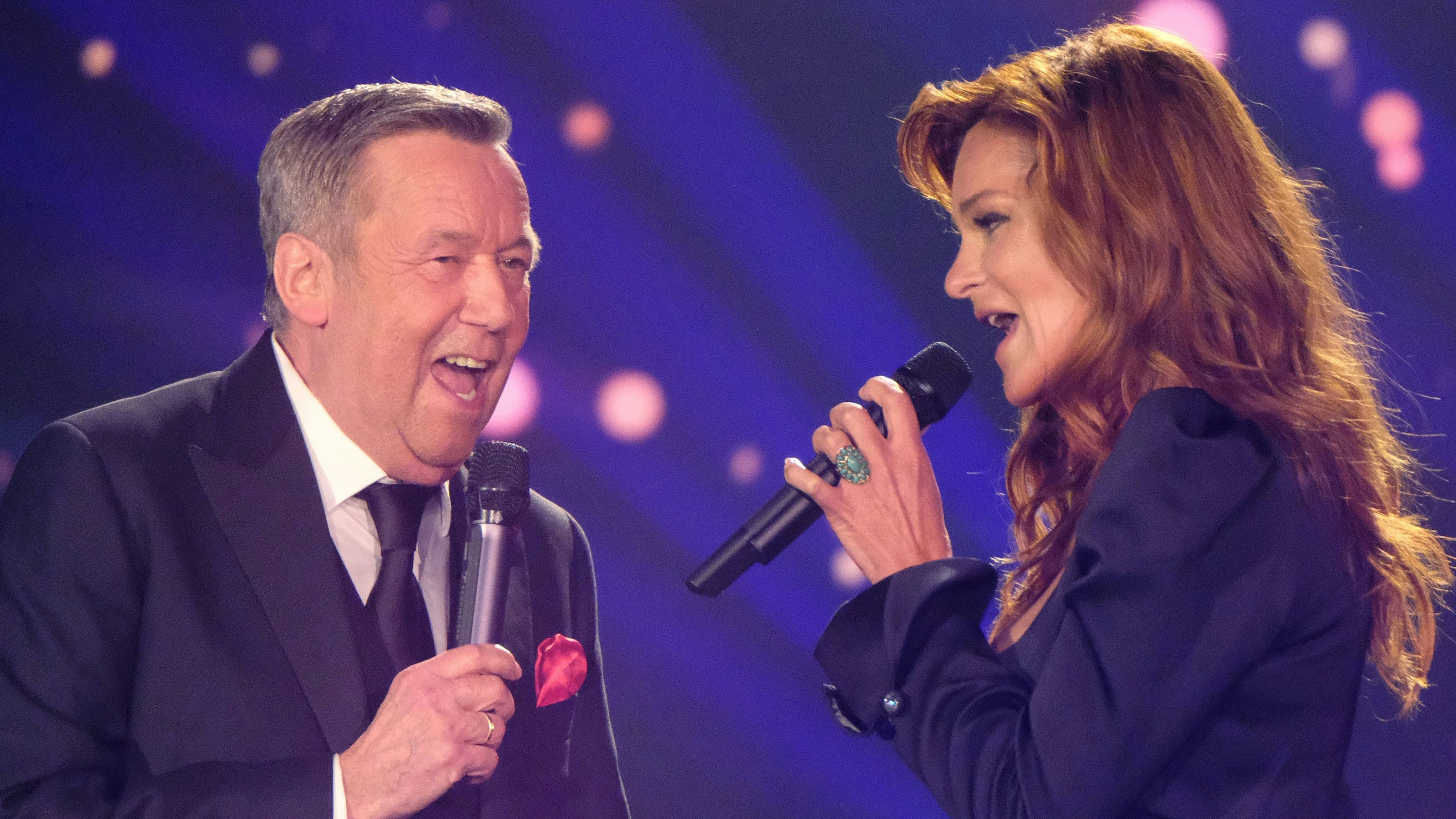 Download von www.picturedesk.com am 23.11.2021 (18:47).  16 March 2019, Saxony, Leipzig: Singer Roland Kaiser and pop singer Andrea Berg perform at the show "Alle singen Kaiser- Das große Schlagerfest". The show will be shown live in the first one. Photo: Sebastian Willnow/dpa-Zentralbild/dpa - 20190316_PD14634 - Rechteinfo: Rights Managed (RM)