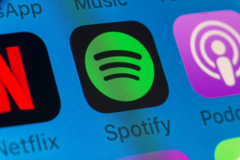 Der Streaminganbieter Spotify zieht die Kosten eines Abos anständig an.
