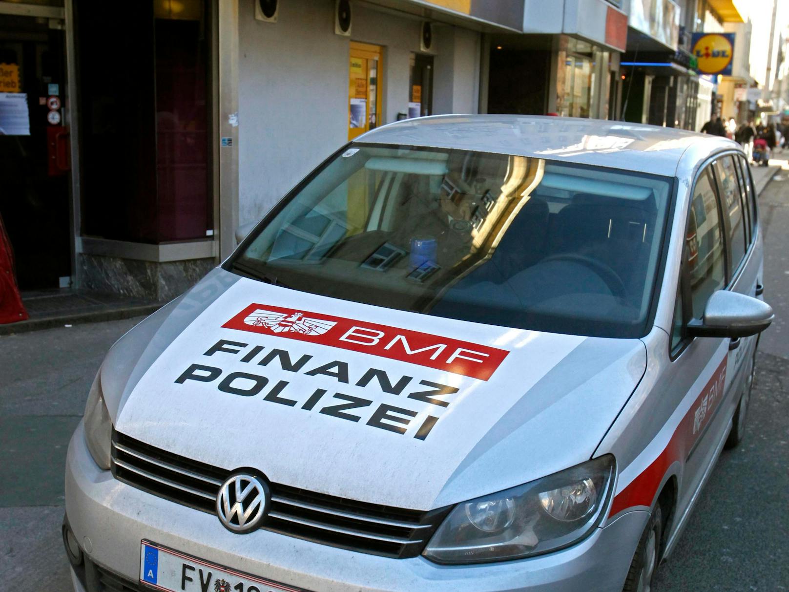 Ein Fahrzeug der Finanzpolizei bei einer Kontrolle in Wien. (Symbolbild)