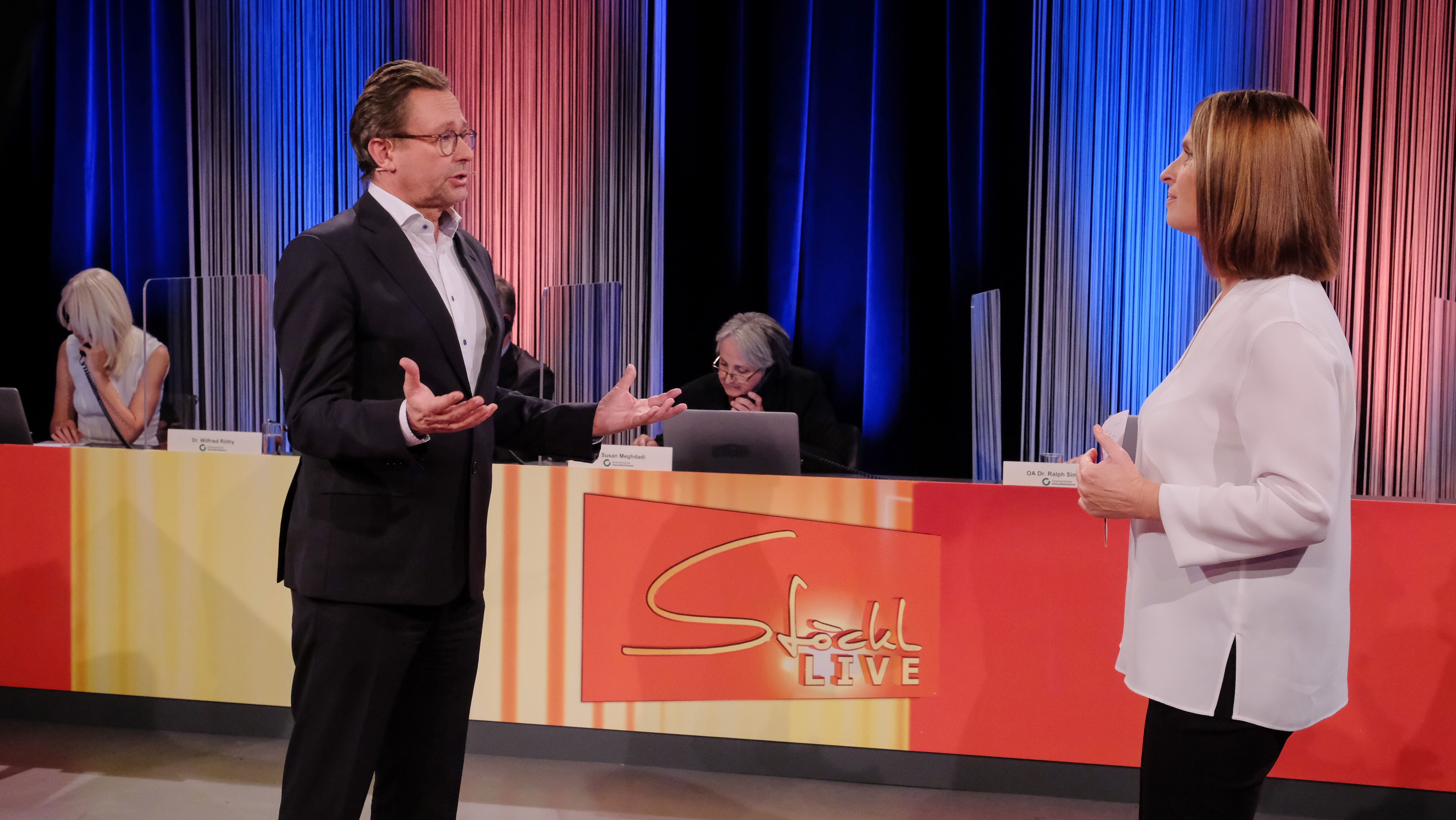 Download von www.picturedesk.com am 23.11.2021 (07:54).  "Stöckl live", "Die 4. Corona Welle - Ihre Fragen zur Impfung." Österreich steckt mitten in der 4. Coronawelle, dramatische Appelle von überlasteten Ärzten und Pflegern erreichen uns bereits täglich. Nur eine Steigerung der Impfrate könnte das Gesundheitssystem in Österreich vor einem Zusammenbruch bewahren. Doch warum ist die Impfquote im europäischen Vergleich so niedrig, was sind die Vorbehalte der Österreicher gegenüber der Corona-Impfung? .Bei uns in Stöckl live haben sie die Möglichkeit, Ihre Bedenken, Ängste und Fragen im Zusammenhang mit der Corona-Impfung zu äußern - Experten geben live in der Sendung Antworten.Im Bild: ORF-Generaldirektor Dr. Alexander Wrabetz, Barbara Stöckl. SENDUNG: ORF2 - MO - 22.11.2021 - 20:15 UHR. Foto: ORF/Günther Pichlkostner. - 20211122_PD8573 - Rechteinfo: Rights Managed (RM)