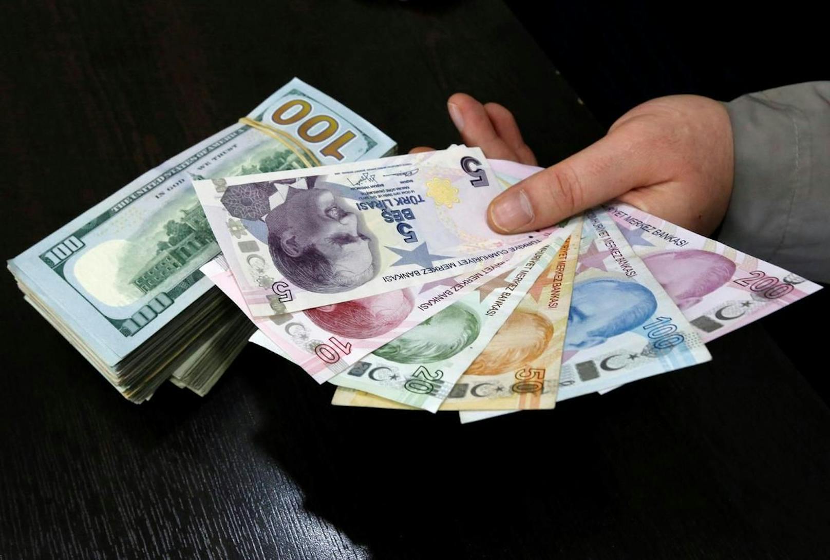 Alleine im November verlor die Lira gegenüber dem US-Dollar einen Viertel ihres Wertes.