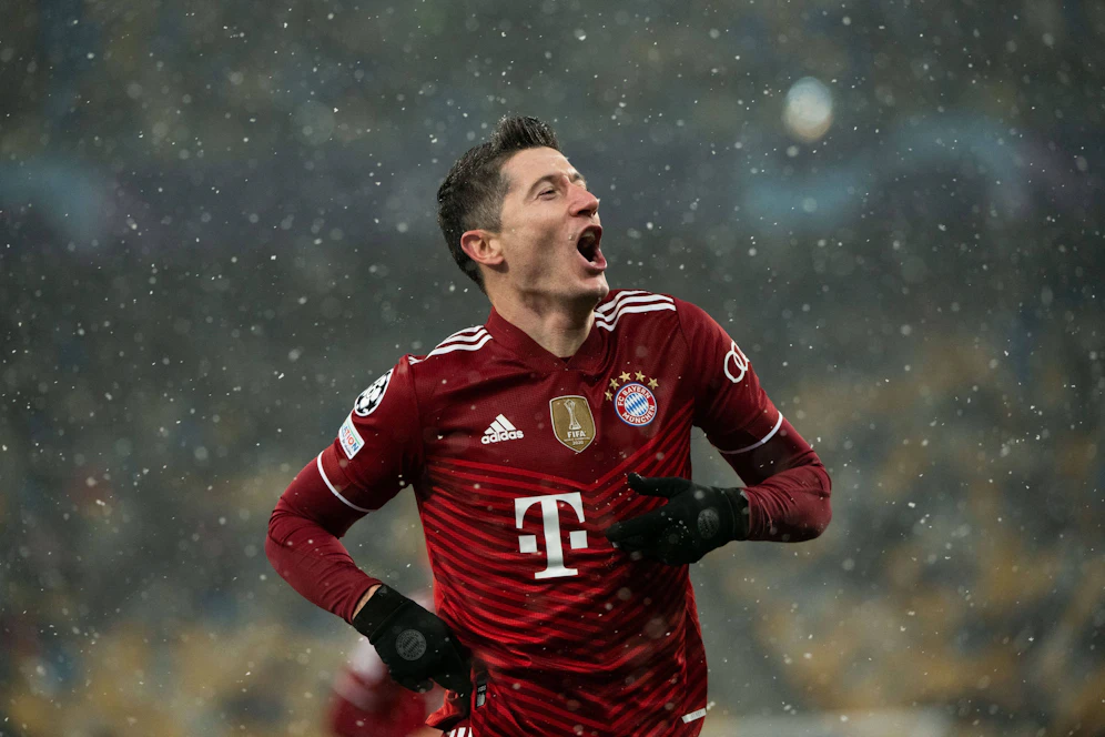 Robert Lewandowski bejubelt seinen Treffer. 