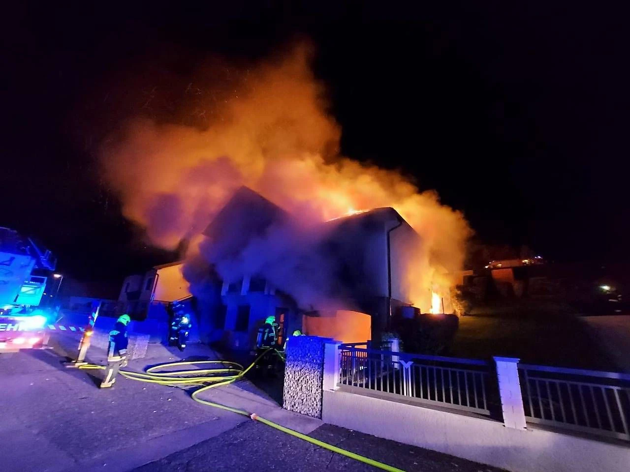 Ein Familienvater zündete das Haus in Sieggraben (Bgld.) an, in dem seine Frau und Kinder leben. Eine Wegweisung wurde offenbar zu früh aufgehoben. 
