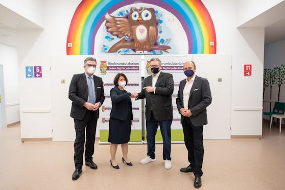 Um die Gesundheitsversorgung von Kindern zu stärken, gründete Kinderärztin Sevinc Yildirim (2.v.l) das neue Kassa-Kinder-Ambulatorium in der Siebenbrunnenfeldgasse. Zur Eröffnung kamen auch (v.l.n.r.) ÖGK-Landesstellenausschuss-Vorsitzender Wien Martin Heimhilcher, Gesundheitsstadtrat Peter Hacker (SPÖ) und Neos-Gesundheitssprecher Stefan Gara.