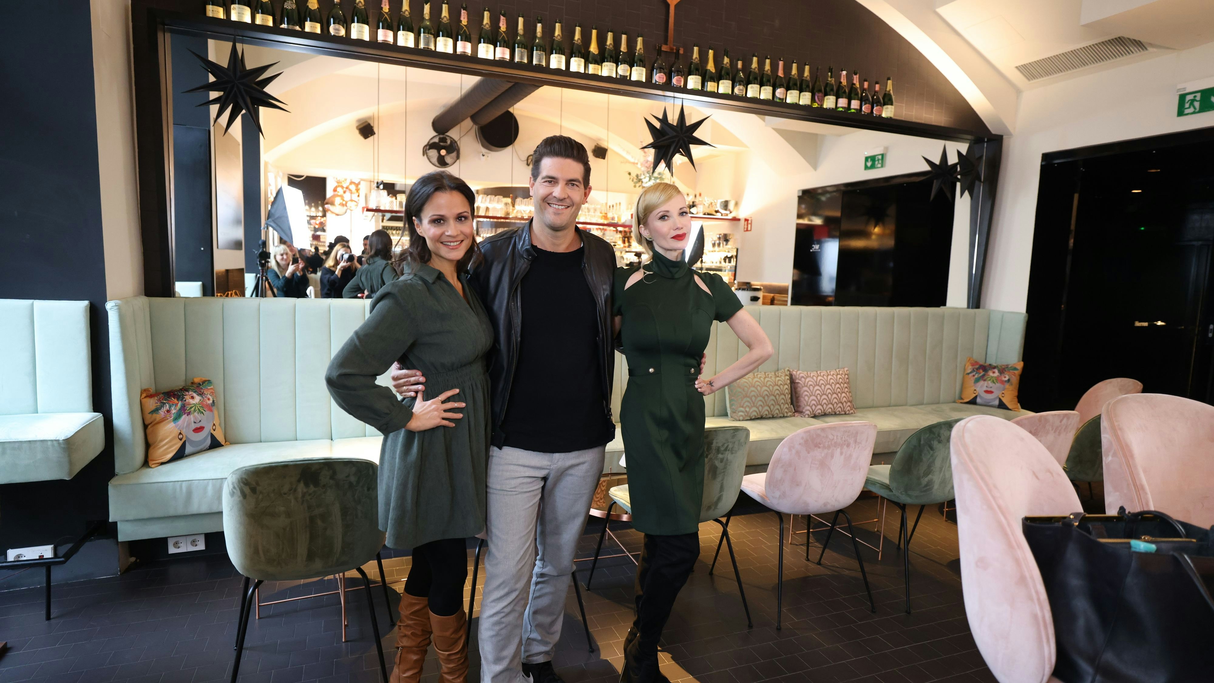 Romina Colerus begrüßt in der zweiten Folge von "Romina Backstage" Karina Sarkissova und Norbert Oberhauser in der Wiener "Stadtbar"