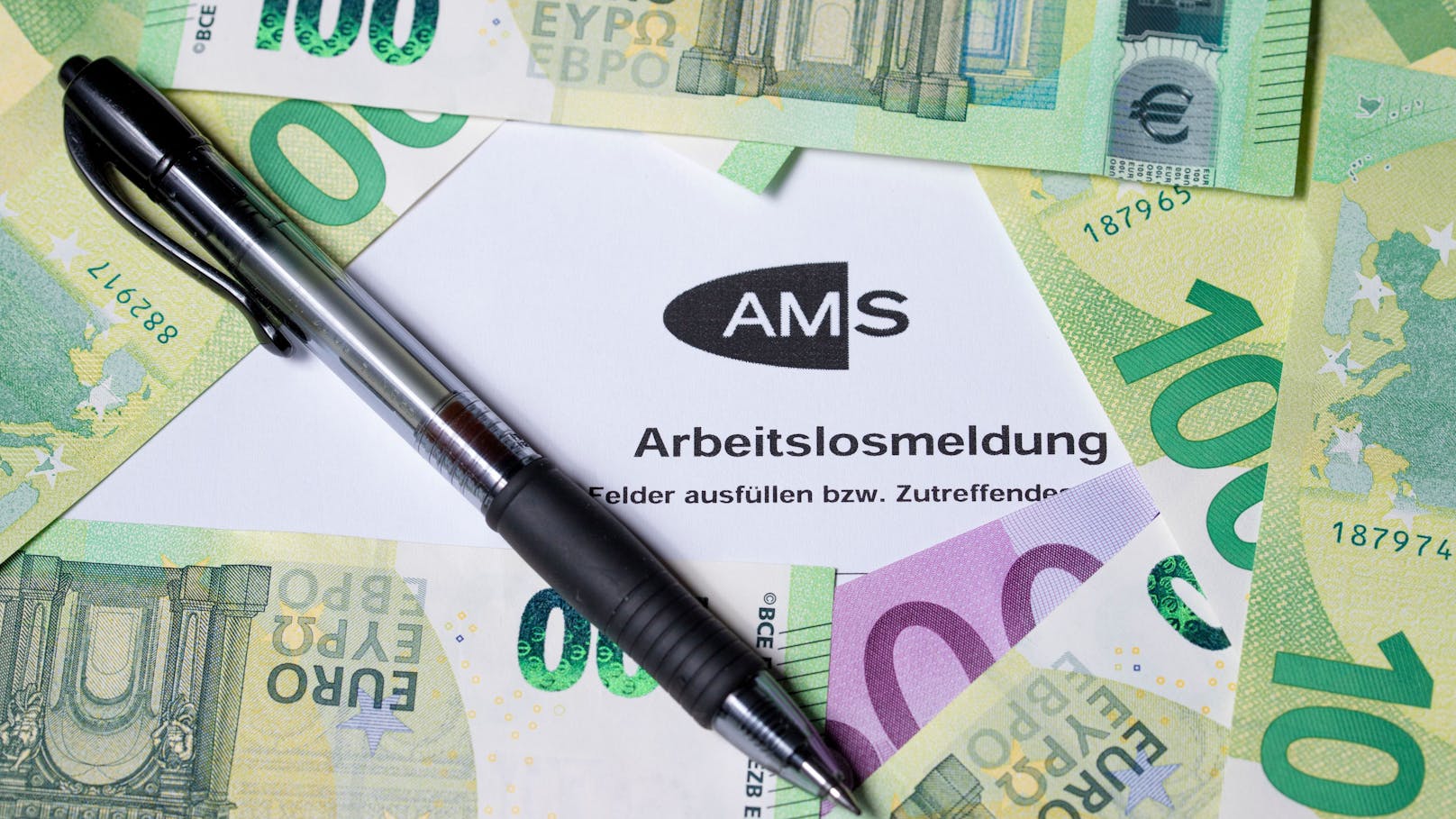 Der AMS-Leitfaden bietet in vier Sprachen Erstinformationen zu den Themen Leben und Arbeiten in Österreich.