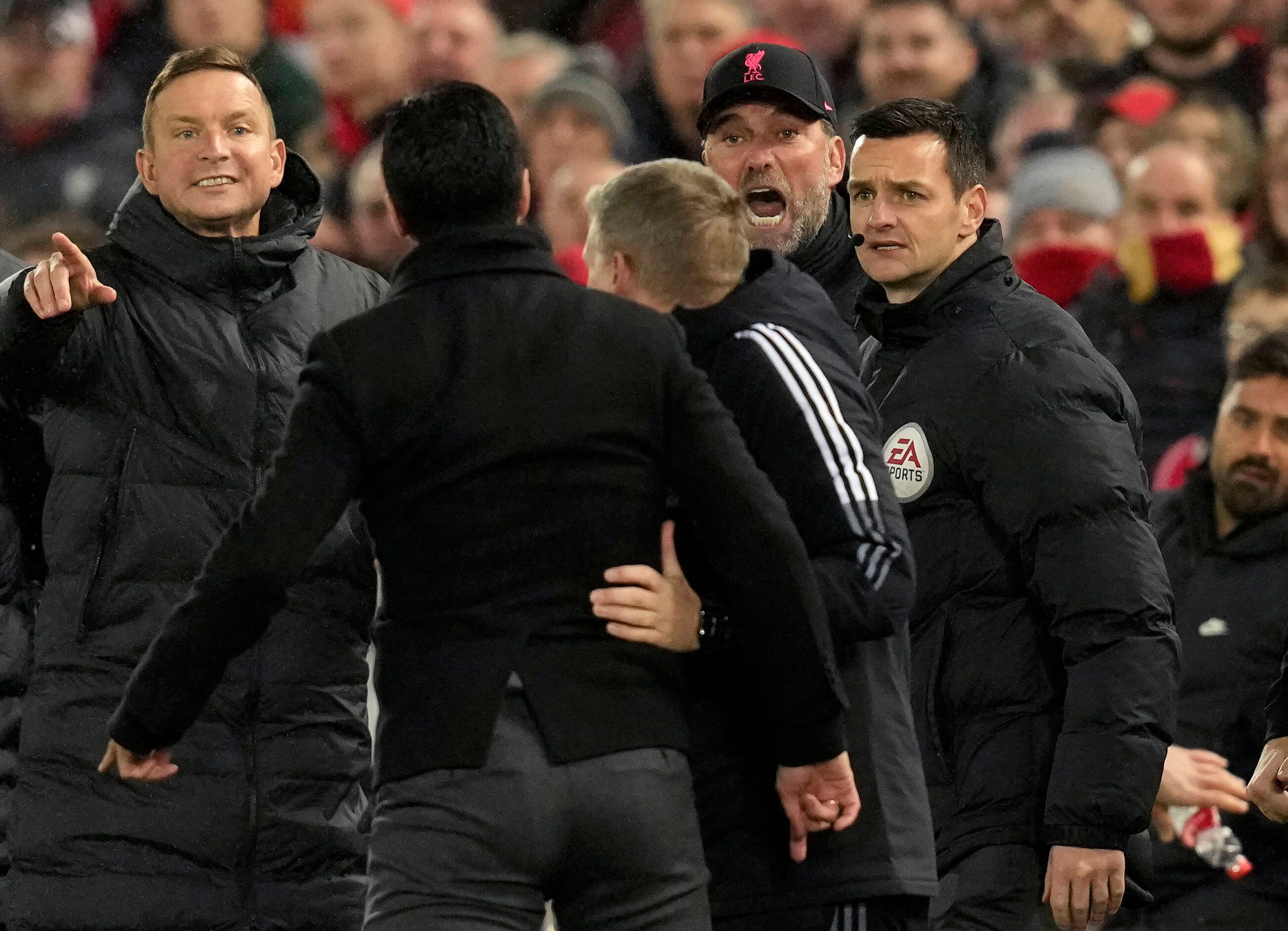 Jürgen Klopp schreit Mikel Arteta an.