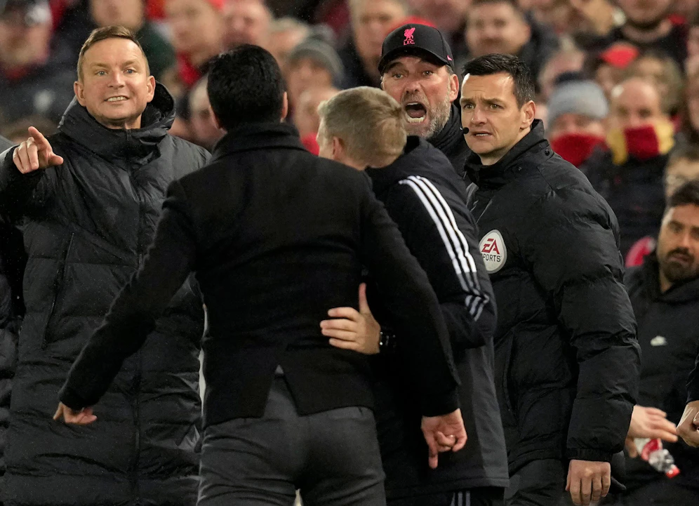Jürgen Klopp schreit Mikel Arteta an.