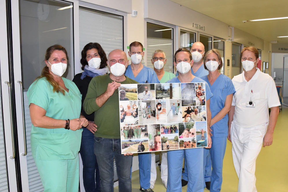 Das Ehepaar Susanne Egger und Karl Eder bedankte sich mit einer Fotocollage  für die Betreuung auf der Intensivstation. Im Bild von links: DGKP Karin Wolff, Susanne Egger und Karl  Eder, DGKP Johannes Grissenberger, Prim. Dr. Kurt Schlögl, OA Dr. Alexander Egger, DGKP Christoph Gratzer, DGKP Elisabeth Grassberger und DGKP Robert Resel