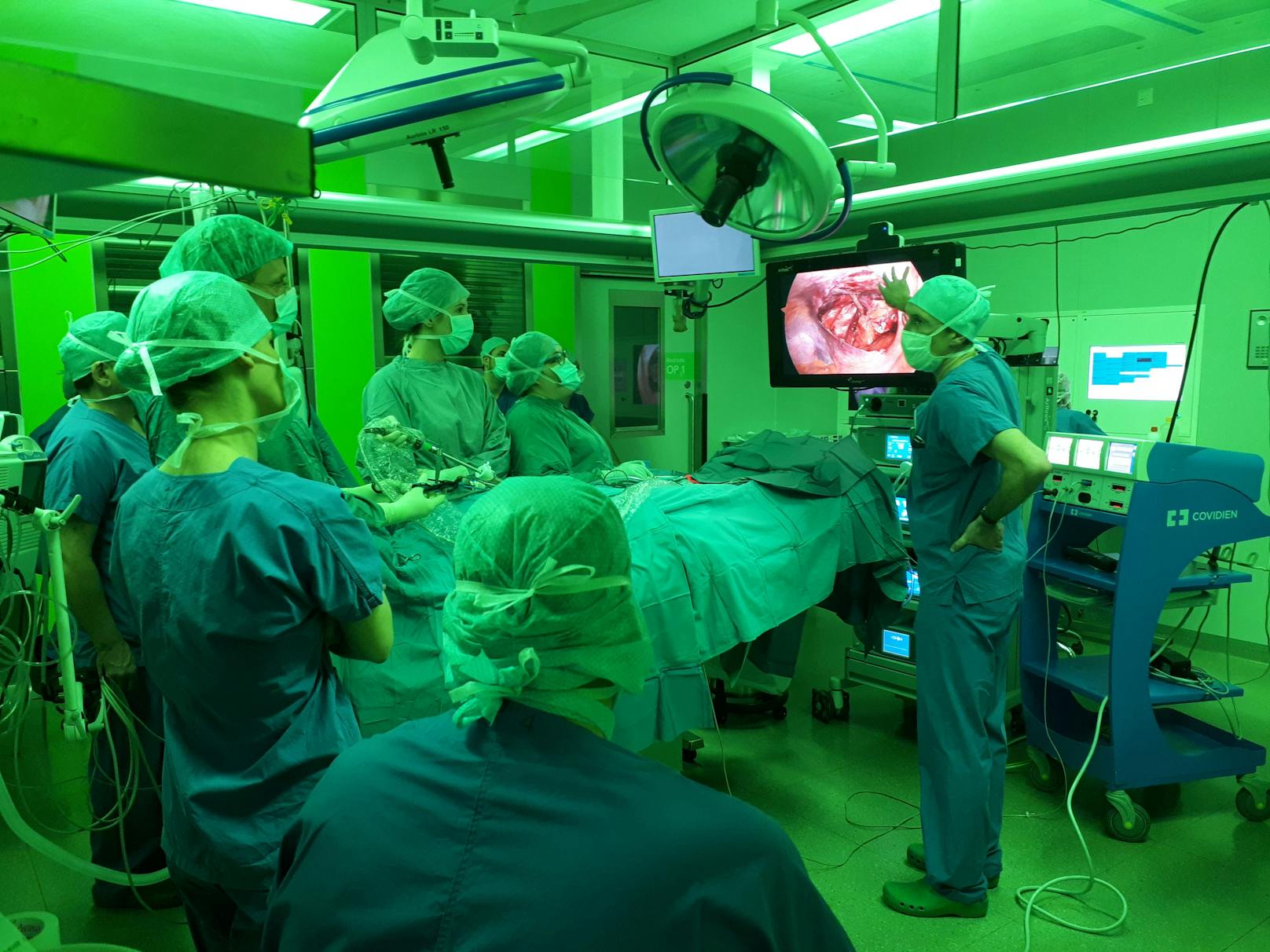 Ärzte-Team bei einer Operation. (Symbolfoto)