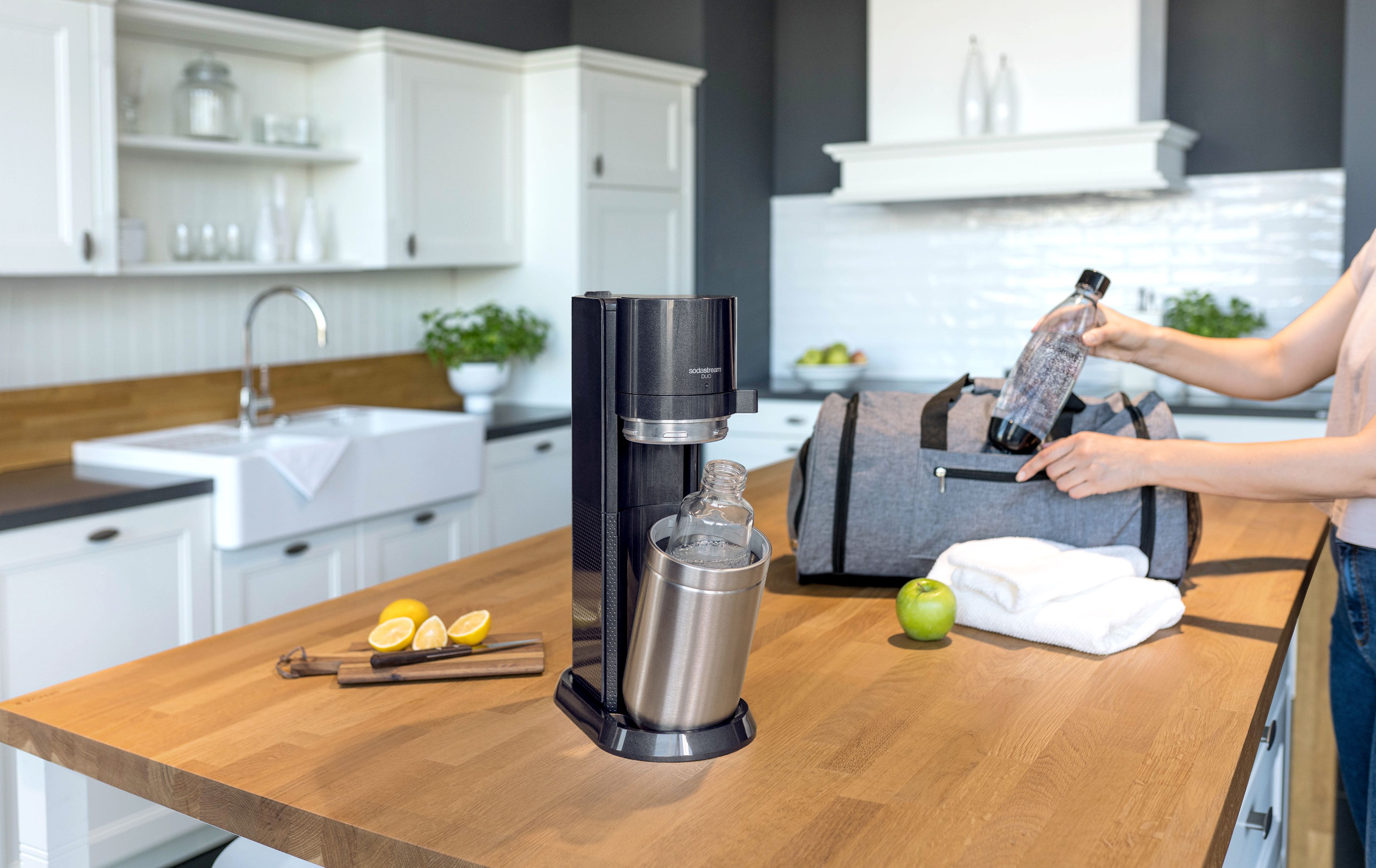 Dank SodaStream kann man in den eigenen vier Wänden jederzeit frisches Sodawasser genießen.