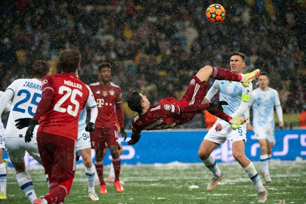 Robert Lewandowski setzt zum spektakulären Fallrückzieher an. 