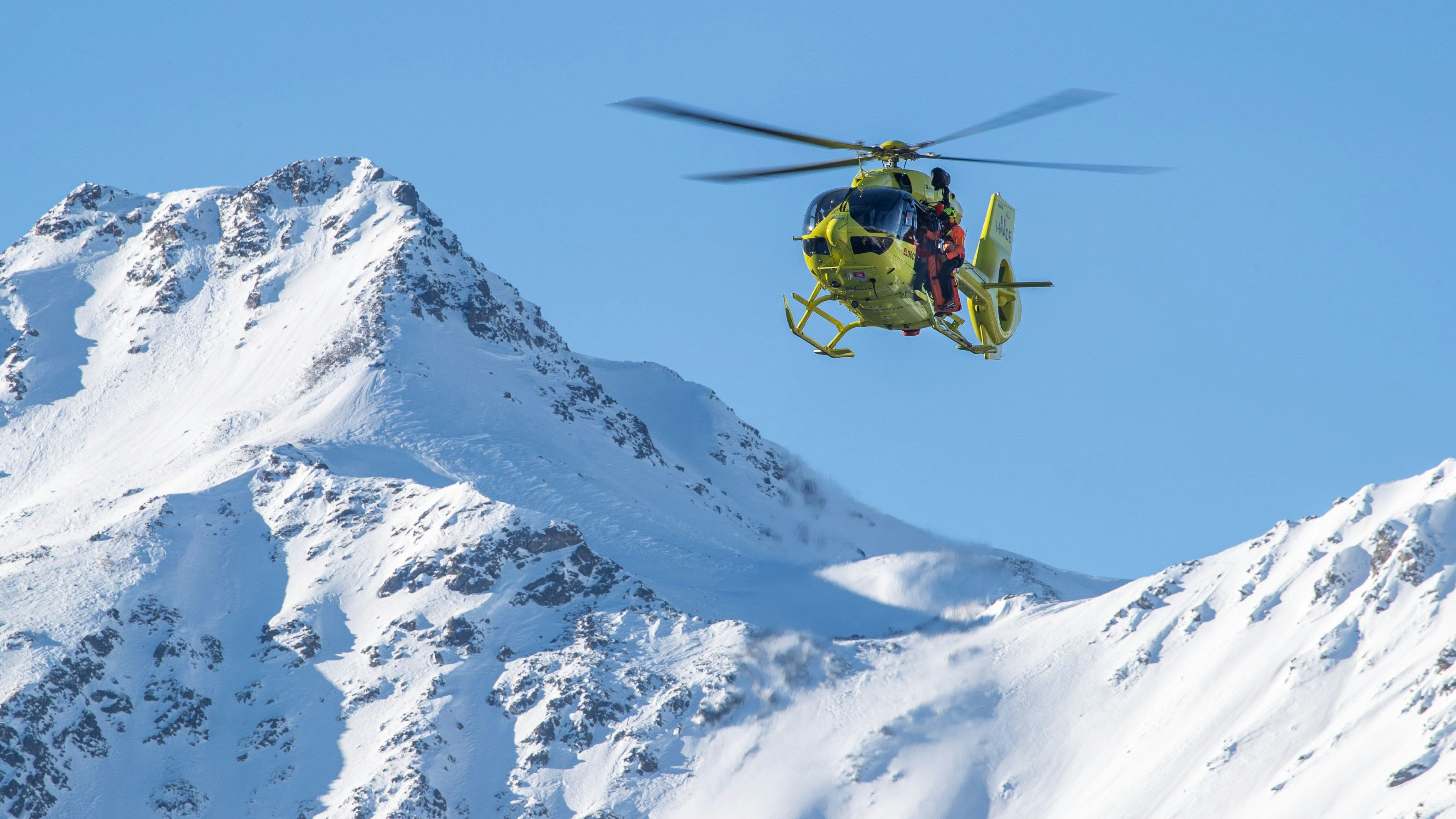 Download von www.picturedesk.com am 23.11.2021 (21:27).  THEMENBILD - Bergretter und Flugretter während der Bergung des Verletzten österreichischen Skirennläufers Christopher Neumayer auf der Pista Stelvio am Sonntag, 29. Dezember 2019 in Bormio,Italien. Hier im Bild: Notarzt Helikopter und Flugretter im Warteposition und bereiten sich auf die Seilbergung vor // Mountain- and air rescuers during the rescue of injured Austrian ski racer Christopher Neumayer at the Pista Stelvio on Sunday, December 29, 2019 in Bormio, Italy. Here in the picture: Emergency helicopter and air rescuer in the waiting position and preparing for the rope recovery. EXPA Pictures © 2019, PhotoCredit: EXPA/ Johann Groder - 20200103_PD5019 - Rechteinfo: Rights Managed (RM)