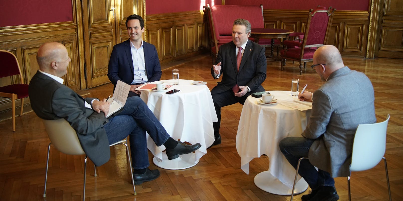 Kein Punschkrapferl, aber 2Gplus: Wiederkehr und Ludwig im Gespräch mit "<em>Heute"</em>&nbsp;im Roten Salon des Rathauses.