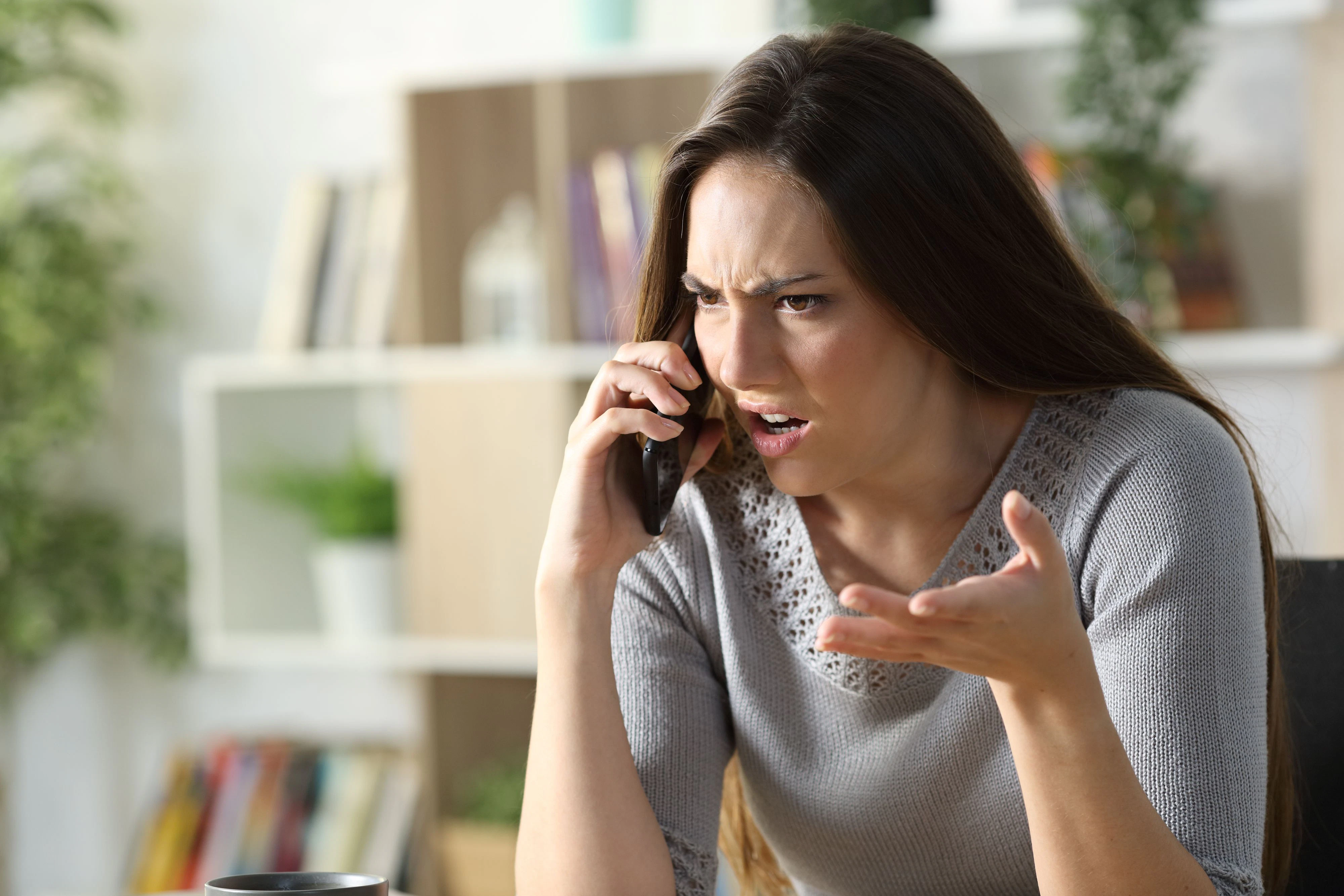 Verärgerte Frau am Telefon, Abzocke