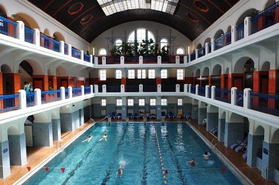 Arztkittel statt Badehose: Wegen des Lockdowns haben die Wiener Hallenbäder, wie das Jörgerbad (Hernals) zumindest bis 12. Dezember geschlossen. An fünf Standorten öffnen sich diese Woche dennoch die Türen: Die Stadt Wien richtet hier neue, niederschwellige Impfmöglichkeiten ein.