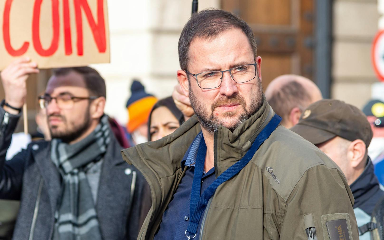 Christian Hafenecker (FPÖ) bei den Corona-Protesten am 21. November in Wien.