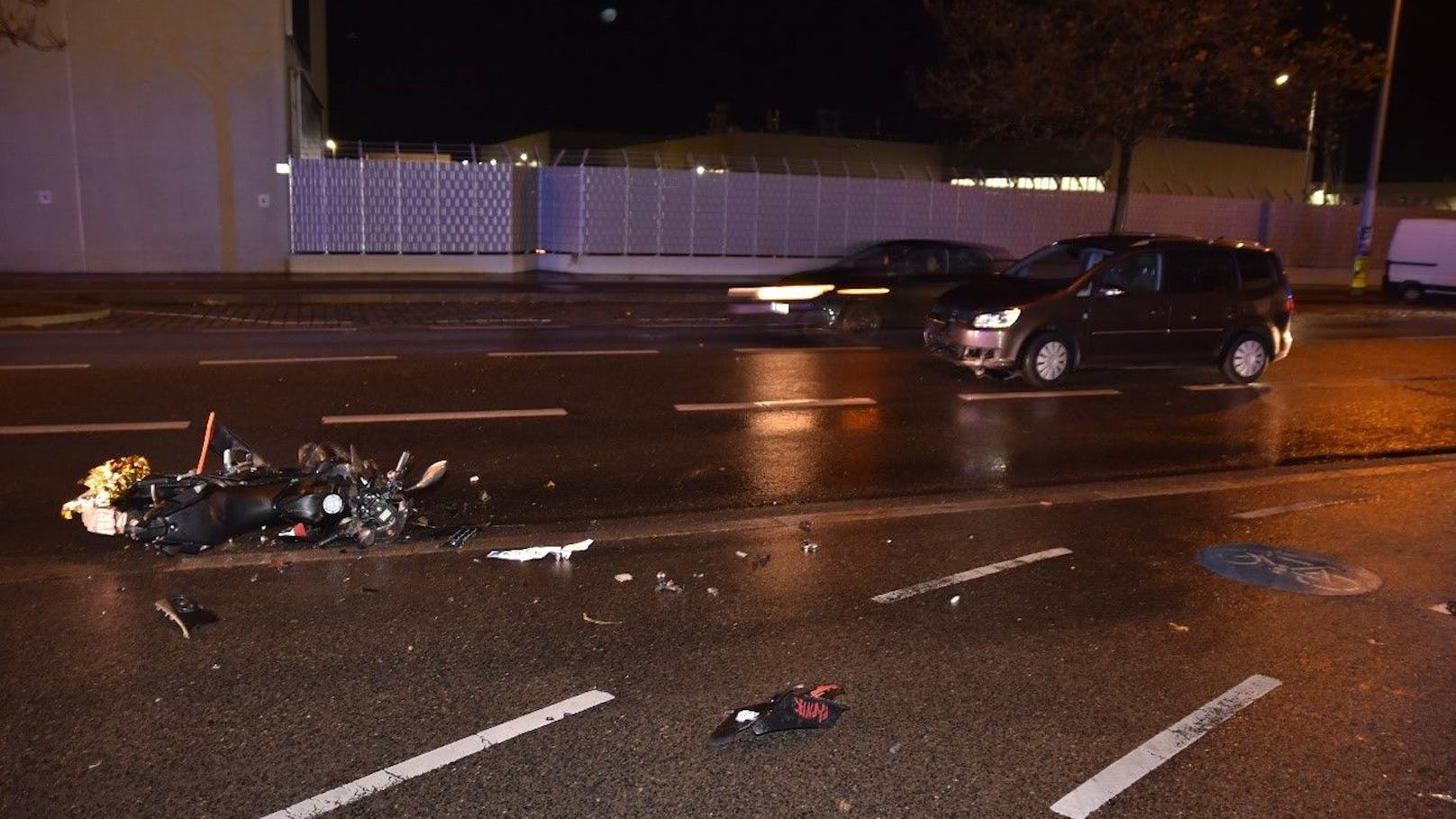 Der Mopedfahrer wurde bei dem Unfall verletzt.
