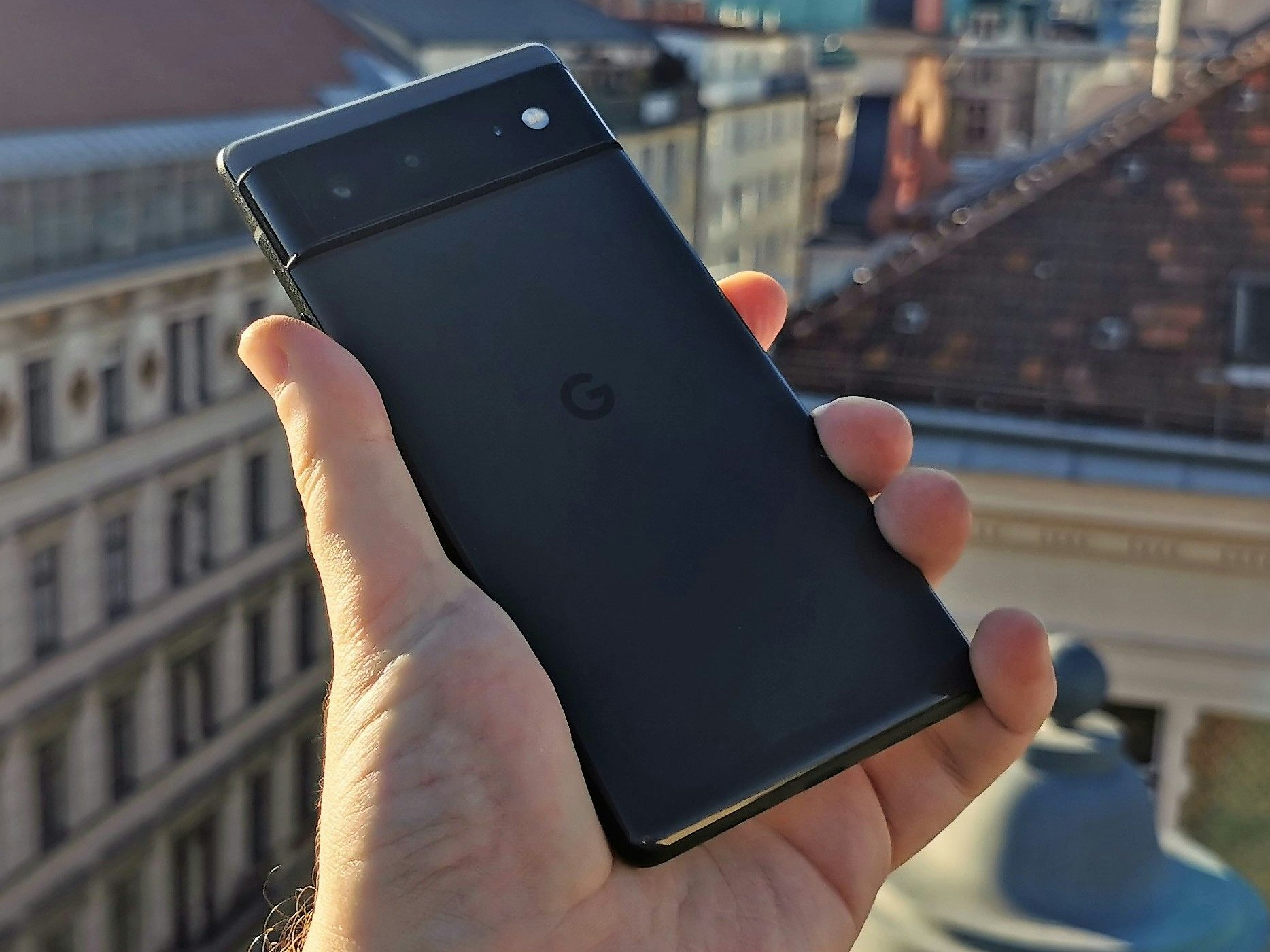 <em>Hält sich gut und fühlt sich gut an: Das Pixel 6 ist ausgezeichnet verarbeitet.</em>