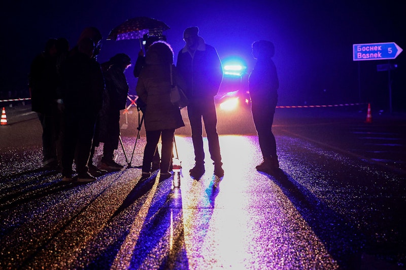 Ersten Erkenntnissen zufolge gab es auch deshalb so wenige Überlebende, weil der Bus in Brand geriet – ob vor oder nach dem Crash ist noch unklar. <a target="_blank" data-li-document-ref="100175144" href="https://www.heute.at/g/mindestens-46-tote-bei-bus-unfall-auf-autobahn-100175144">Weiterlesen &gt;</a>