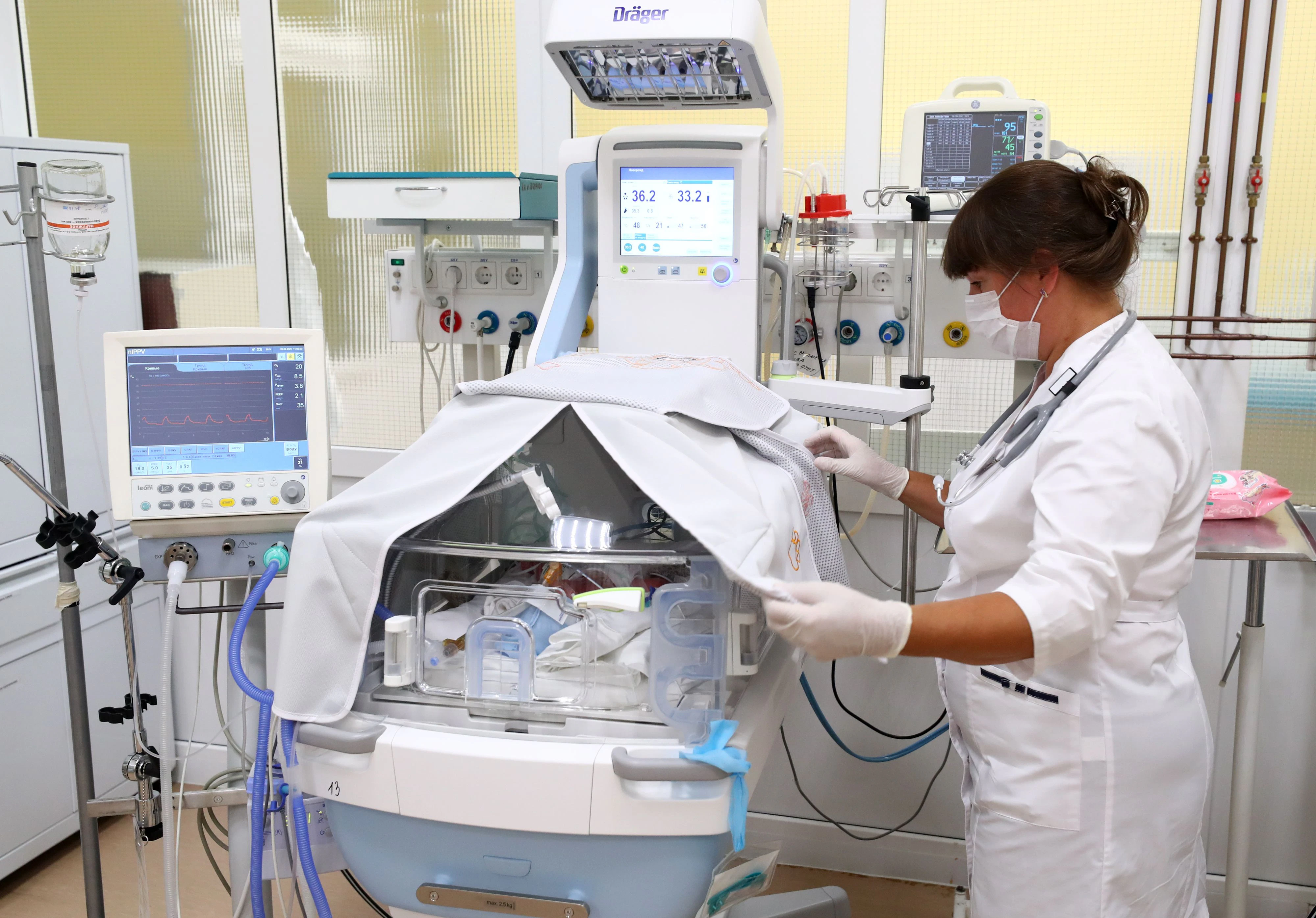 Download von www.picturedesk.com am 24.11.2021 (22:00).  ST PETERSBURG, RUSSIA - SEPTEMBER 28, 2021: A medical worker is at work at an infant intensive care unit at Professor Snegirev Maternity Hospital No 6. The hospital founded on October 1, 1771, upon an order by Empress Catherine the Great of Russia, is the oldest obstetric facility in Russia. Peter Kovalev/TASS - 20210928_PD3019 - Rechteinfo: Rights Managed (RM)