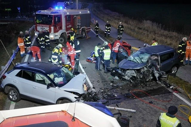 Unfall forderte Todesopfer und drei teils Schwerverletzte