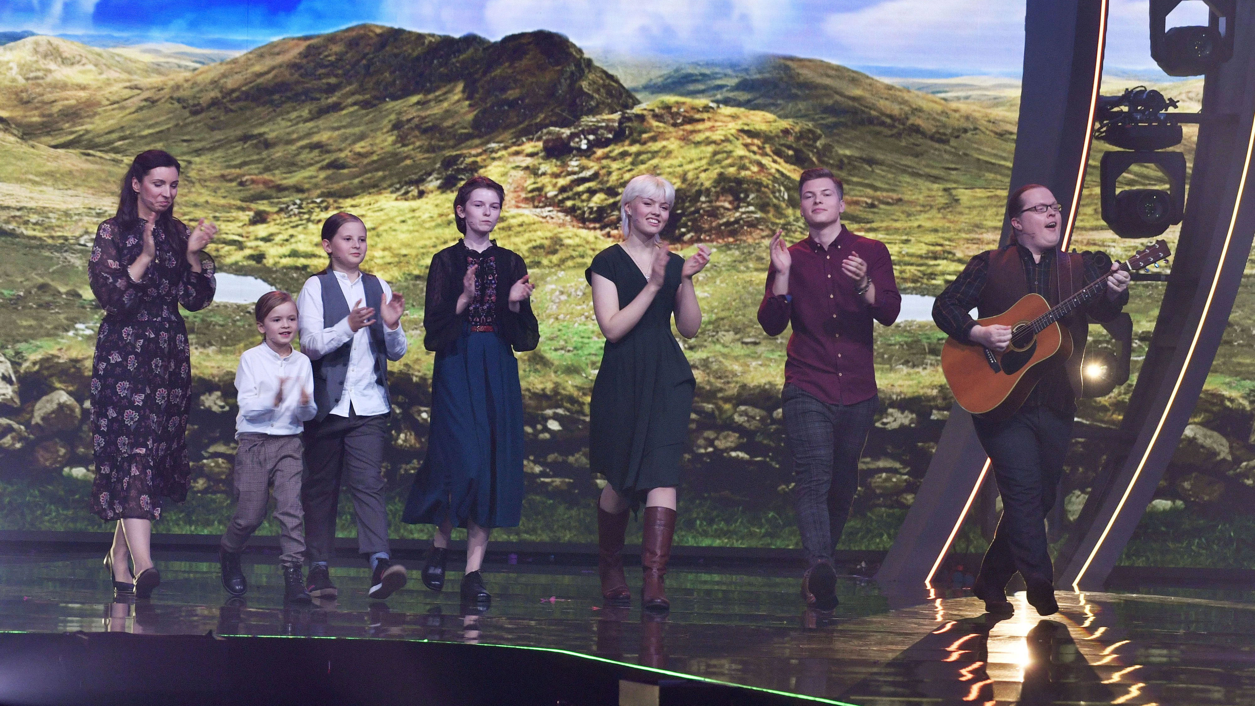 Download von www.picturedesk.com am 24.11.2021 (18:32).  ACT TV-Show 'Die Giovanni Zarrella Show' in Grünwald -- Angelo Kelly & Family in der TV Show 'Die Giovanni Zarrella Show' im Studio 12 der Bavaria Studios in Geiselgasteig. Grünwald, 13.11.2021 - 20211113_PD16622 - Rechteinfo: Rights Managed (RM)