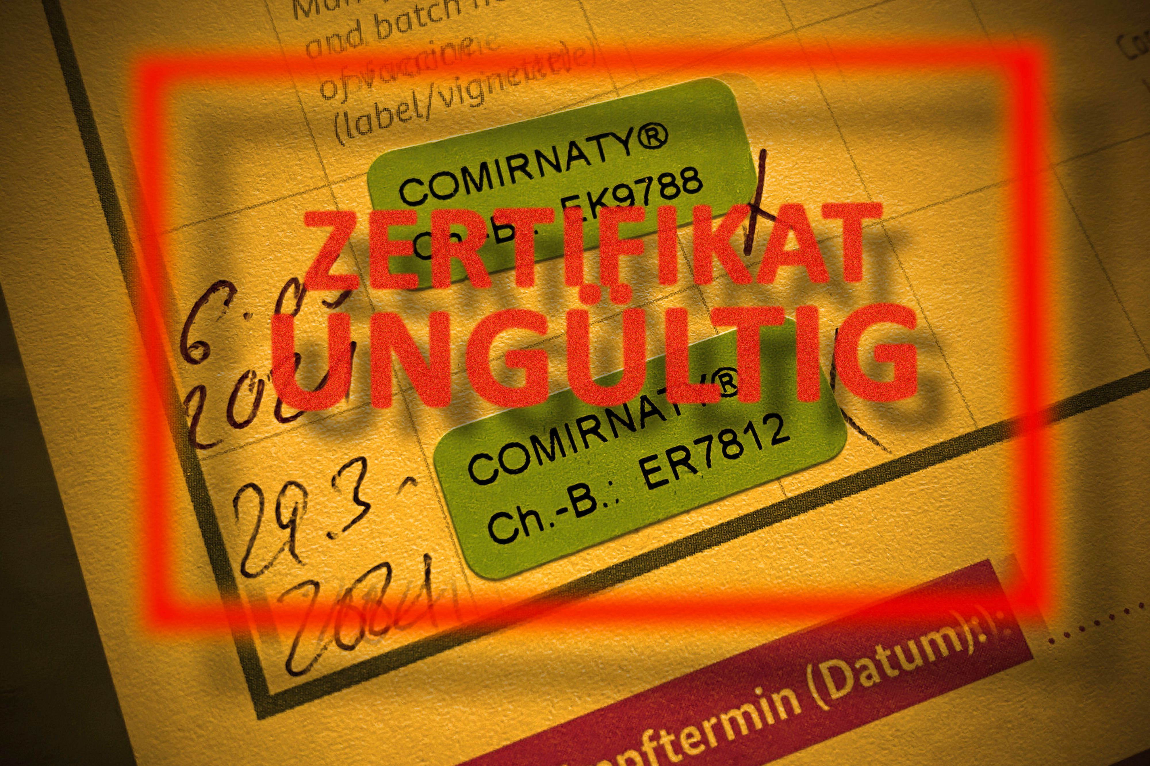 Download von www.picturedesk.com am 24.11.2021 (16:13).  PHOTOMONTAGE, subject image: Fake vaccination card, fake vaccination certificate. Fake, Fake, Comirnaty Corona vaccine from BionTech Pfizer, vaccination certificate after the 1st and 2nd vaccination with the Covid-19 Vaccine Comirnaty, sticker in the vaccination book. - 20211117_PD5269 - Rechteinfo: Rights Managed (RM)