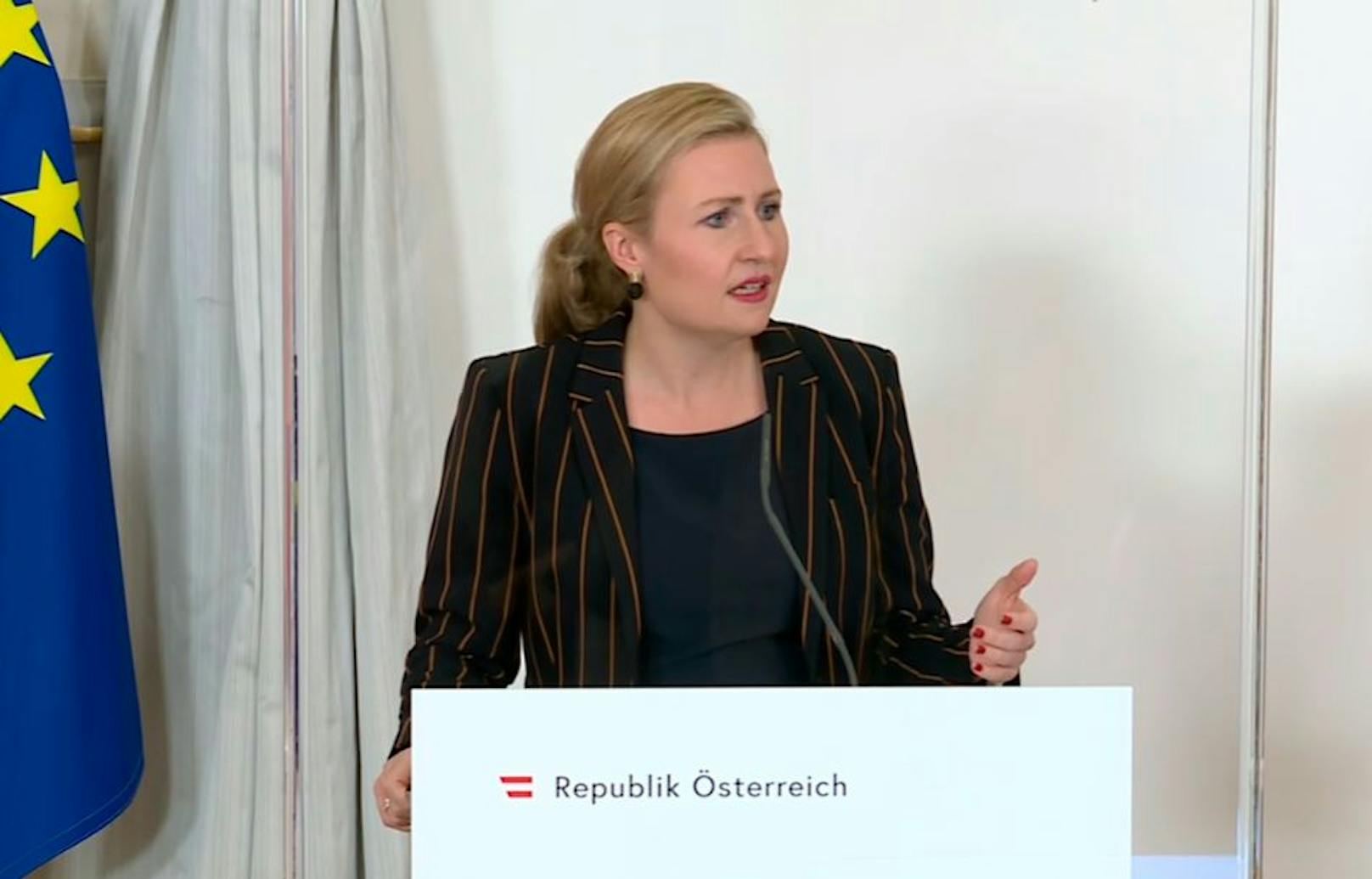 Frauenministerin Susanne Raab (ÖVP) während des Pressefoyers.