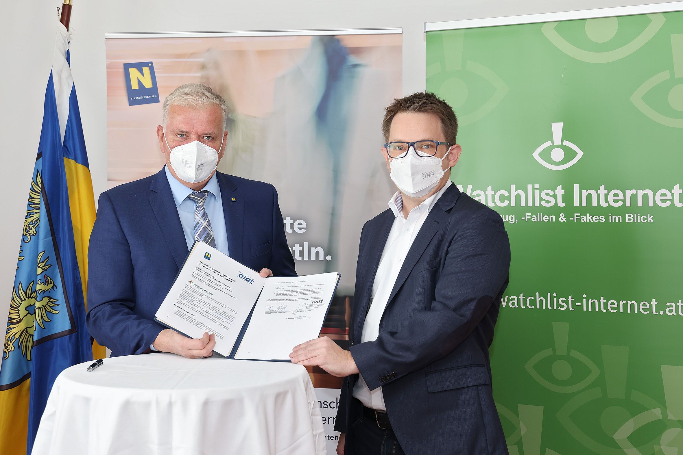 LHStv. Franz Schnabl (zuständiges Regierungsmitglied Konsumentenschutz) und Thorsten Behrens (Projektleiter Watchlist Internet)