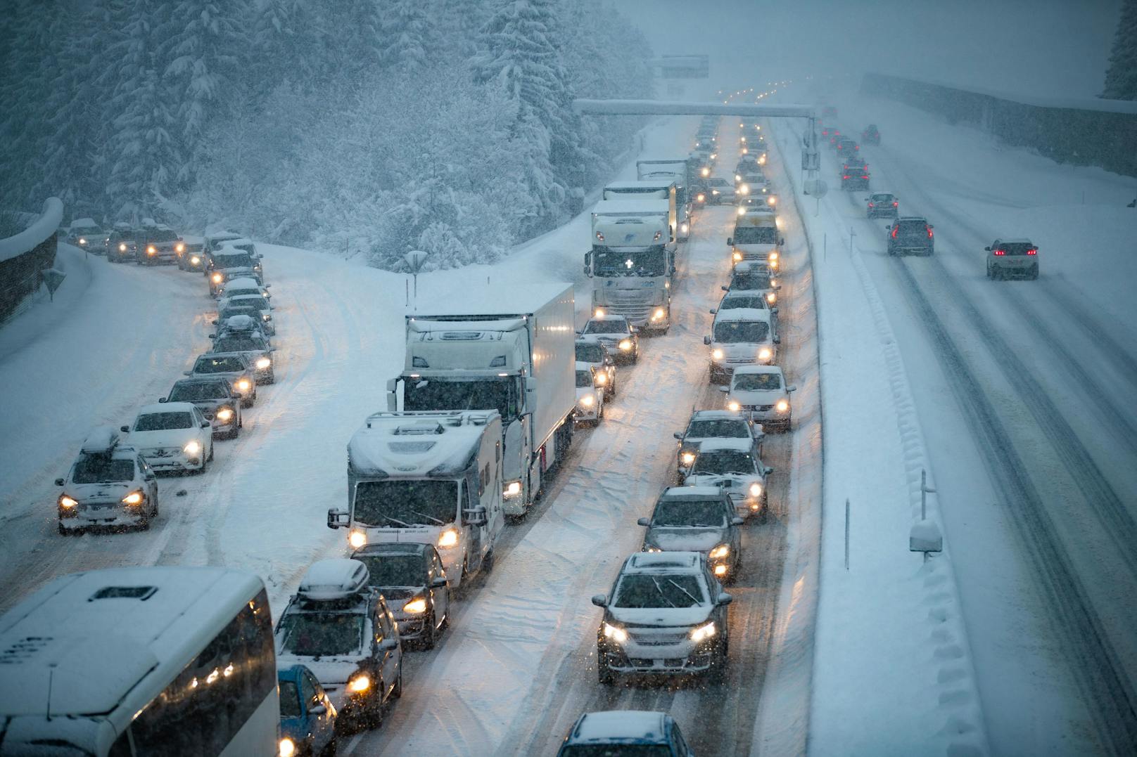 Die Wetterexperten warnen vor großen Schneemengen auch auf den Autobahnen.